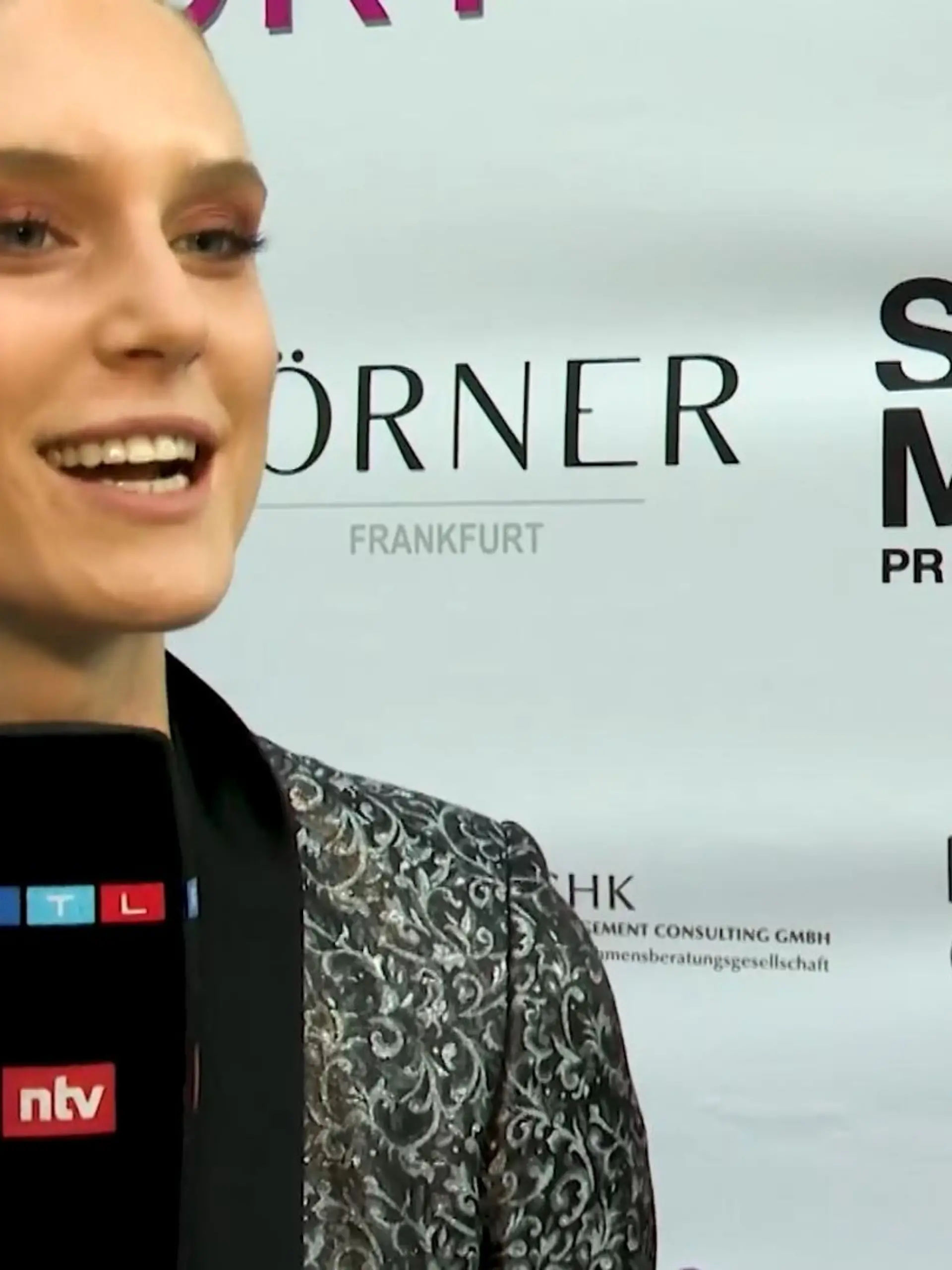Die Frankfurt Fashion Week war nicht nur ein grandioser Erfolg in Sachen Mode, sie war auch ein perfekter Anlass für die Society-Ladies, sich zu zeigen. Germanys next Topmodel-Siegerin Kim Hnizdo freute sich ganz besonders über die kurze Anreise. Sie kam zu Fuß zum Laufsteg. – Mehr dazu im Video.
