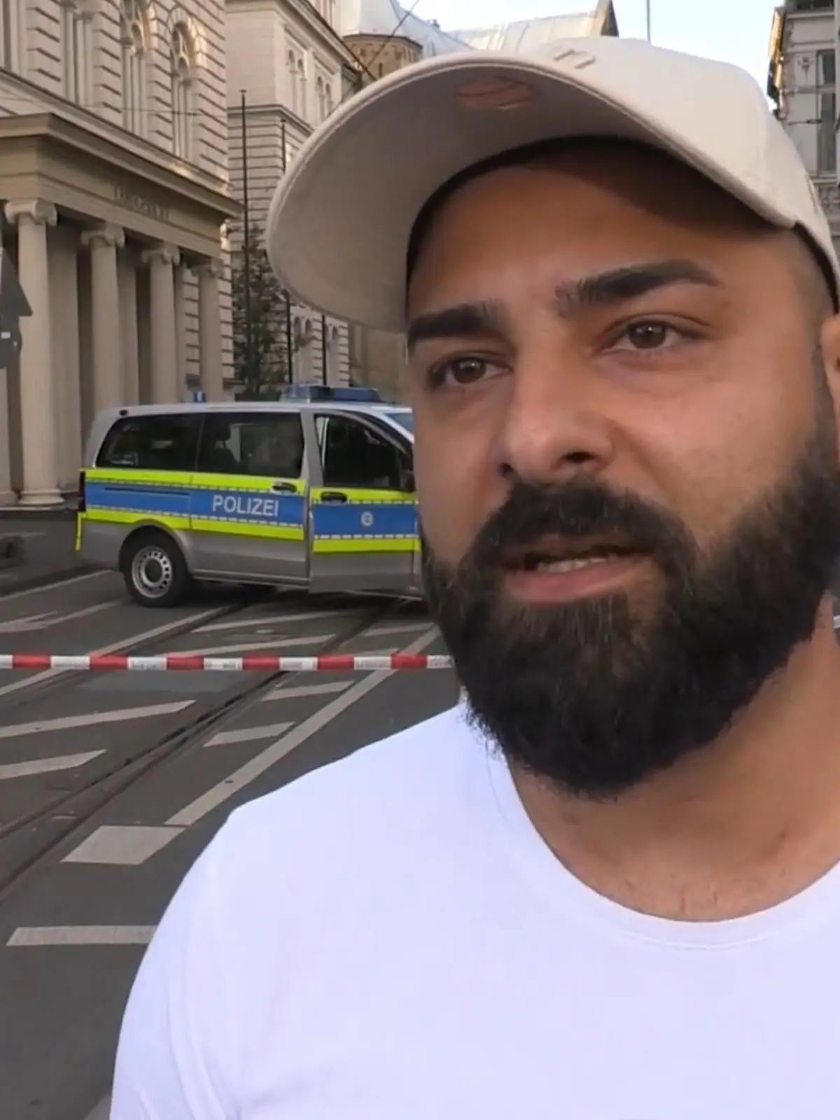 Zusammen mit einem abgetrennten Kopf sitzt ein Mann auf den Stufen vor dem Landgericht in Bonn, lässt sich dann wehrlos von der Polizei festnehmen. Er führt die Ermittler zum Rest des Körpers. Was passiert ist, ist noch völlig unklar.