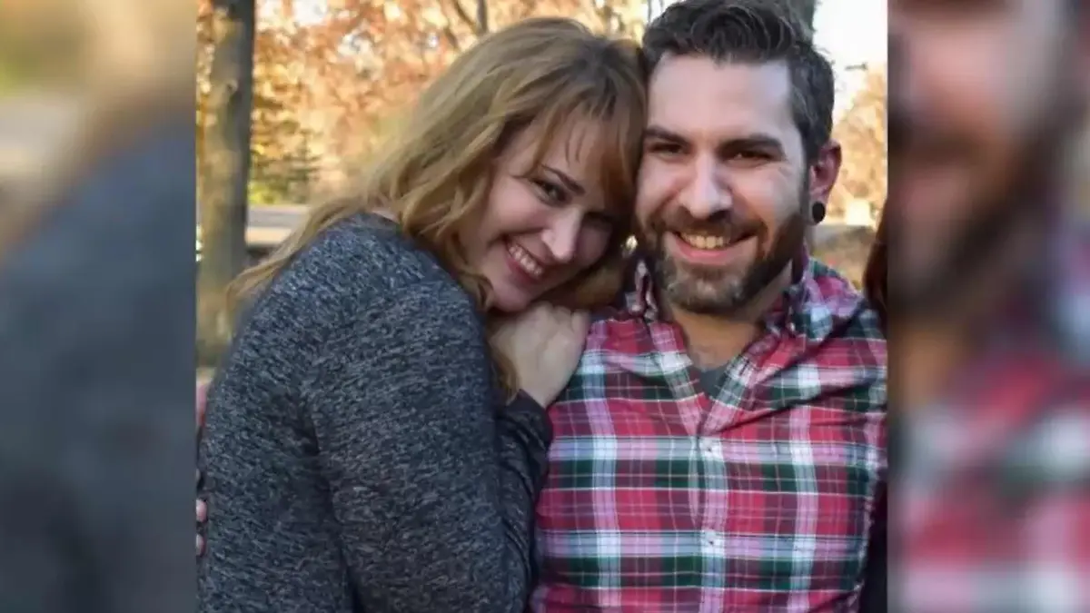 Lyon Lenk (r.) macht sich Sorgen um seine Freundin Kelsey.