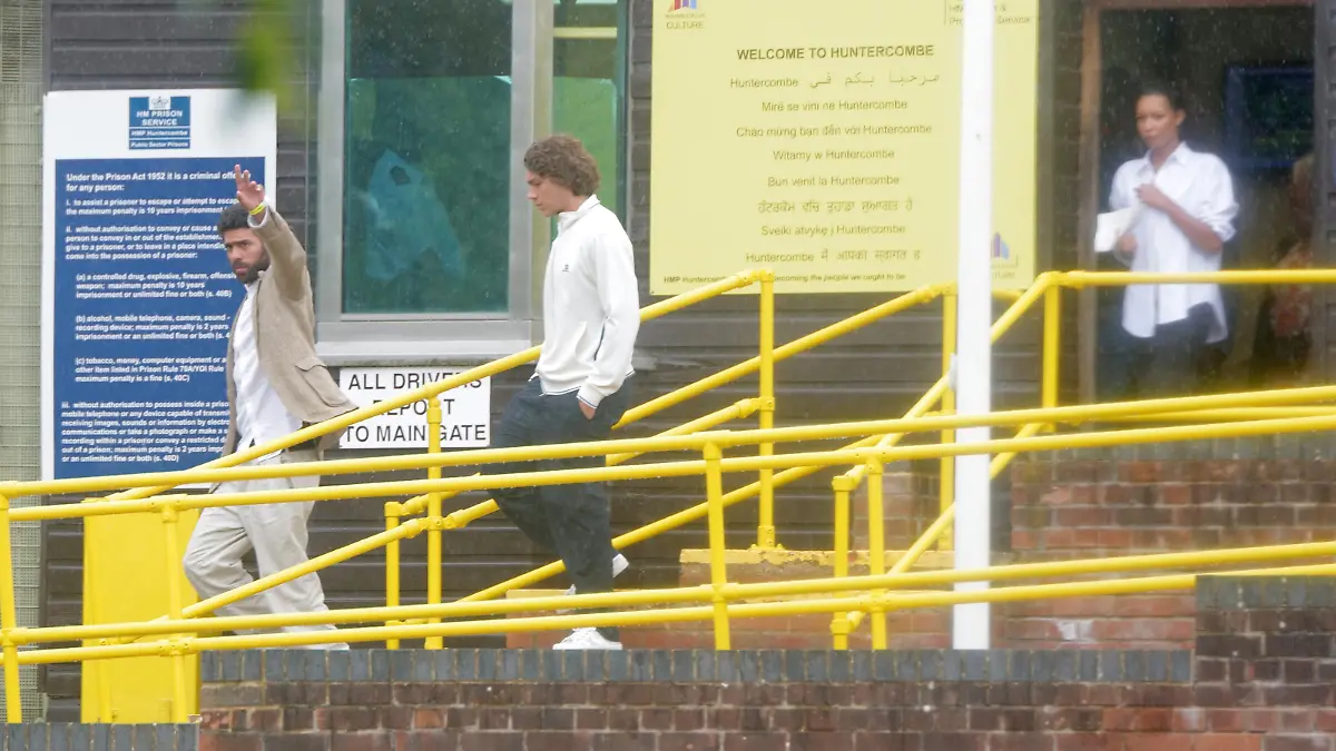 SONDERKONDITIONEN: MINDESTHONORAR: EXCLUSIVE: **PREMIUM EXCLUSIVE RATES APPLY**
Boris Beckers two eldest sons (Noah and Elias) join his girlfriend Lillian de Carvalho Monterio for a prison visit at Huntercombe prison near henley in Oxfordshire .
The group were dropped off in a chauffeur driven Landrover (£100,000)
Pictured: Lillian de Carvalho,Elias Becker,Noah Becker
Ref: SPL5323044 300622 EXCLUSIVE
Picture by: SplashNews.com
Splash News and Pictures
USA: +1 310-525-5808
London: +44 (0)20 8126 1009
Berlin: +49 175 3764 166
photodesk@splashnews.com
World Rights