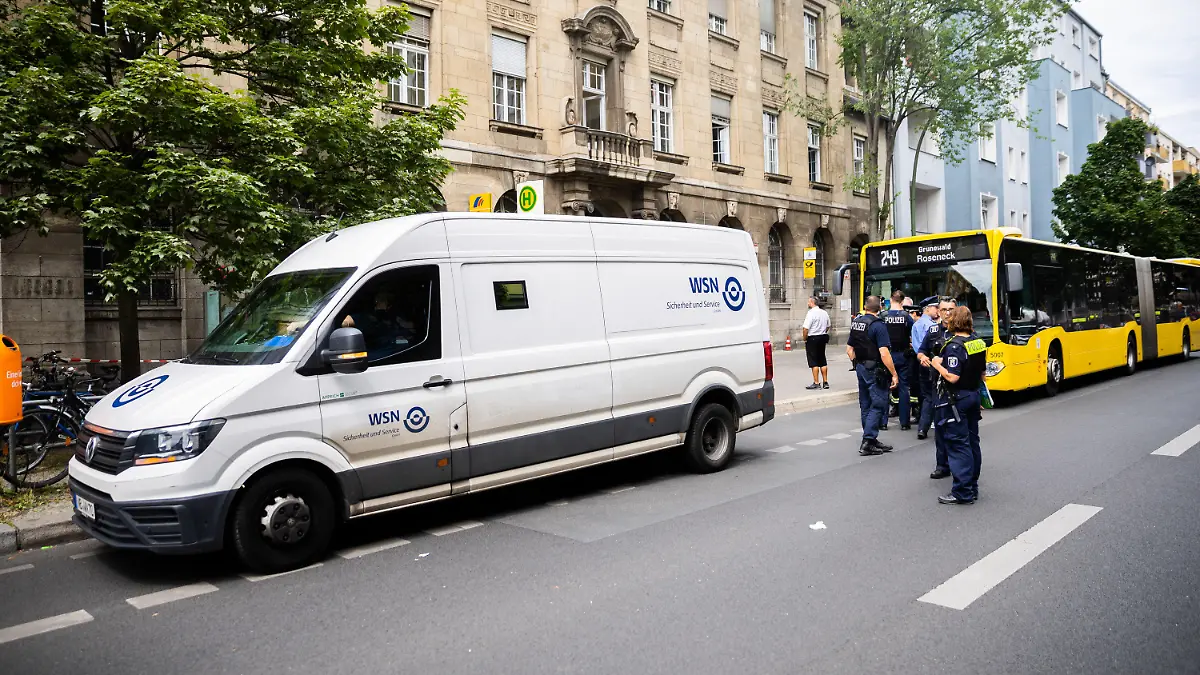 29.06.2022, Berlin: Ein Werttransporter steht bei einem Polizeieinsatz im Berliner Bezirk Wilmersdorf in der Uhlandstraße vor einer Postbankfiliale. Dort ist ein Geldtransporter überfallen worden. Vermutlich seien vier Menschen verletzt worden, sagte eine Polizeisprecher der Deutschen Presse-Agentur. Die Täter sind auf der Flucht. Foto: Christoph Soeder/dpa +++ dpa-Bildfunk +++