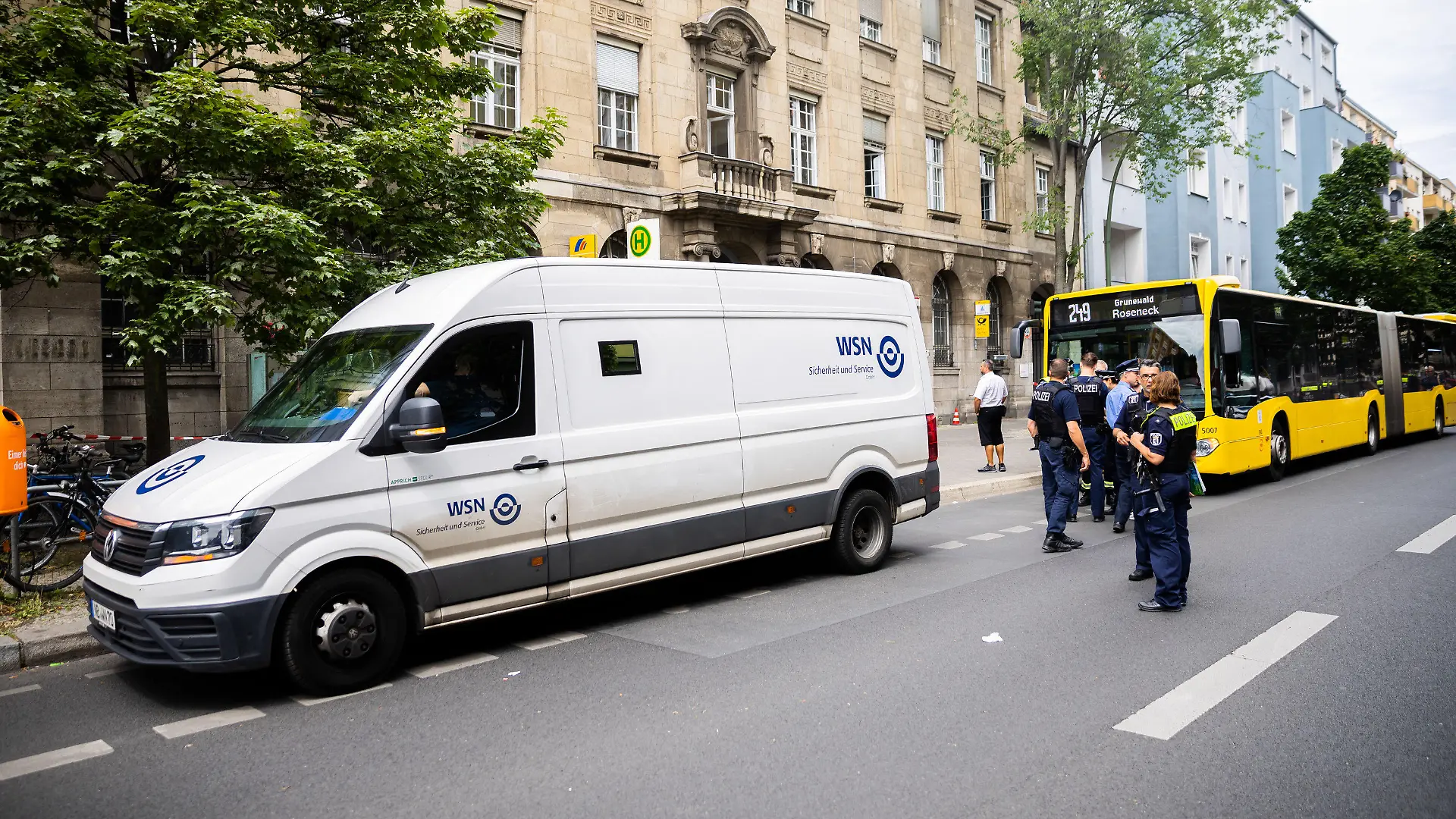 29.06.2022, Berlin: Ein Werttransporter steht bei einem Polizeieinsatz im Berliner Bezirk Wilmersdorf in der Uhlandstraße vor einer Postbankfiliale. Dort ist ein Geldtransporter überfallen worden. Vermutlich seien vier Menschen verletzt worden, sagte eine Polizeisprecher der Deutschen Presse-Agentur. Die Täter sind auf der Flucht. Foto: Christoph Soeder/dpa +++ dpa-Bildfunk +++