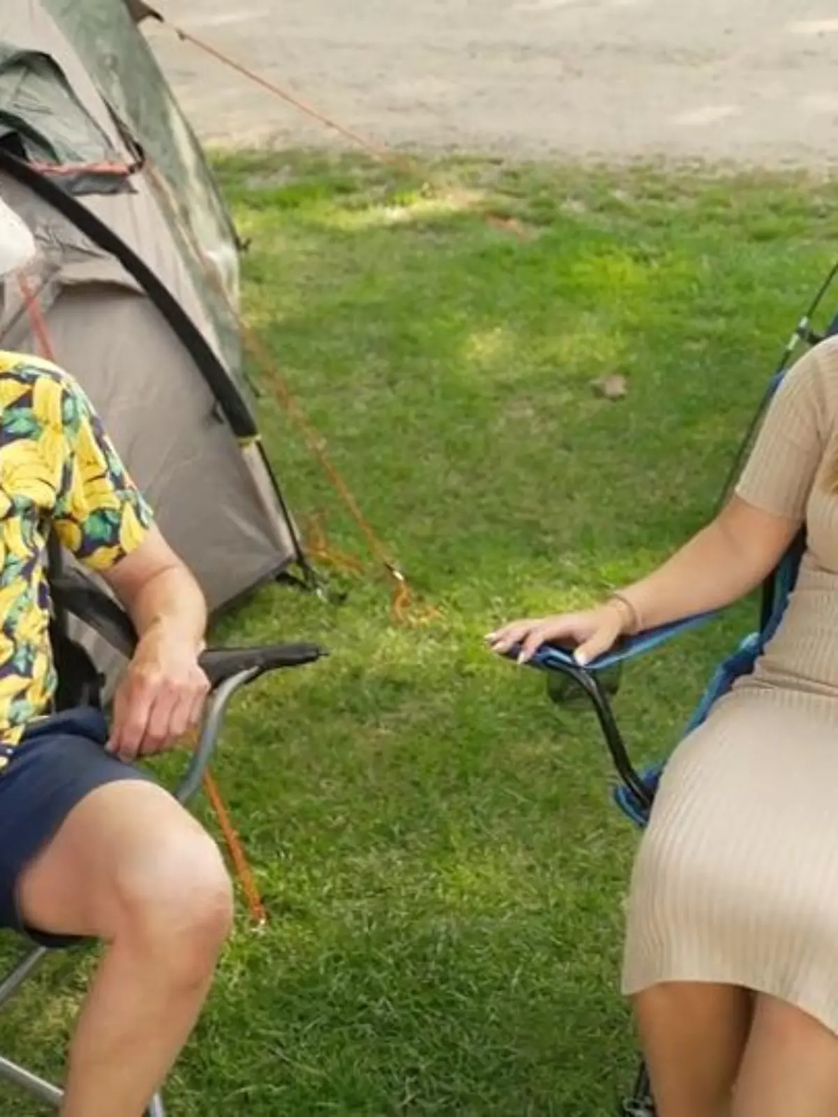 Madeline Zilch und Torsten Knippertz wollten es genau wissen und sind der Frage nachgegangen: Wie günstig geht eigentlich Campen? Und wie gut ist das günstige Camping-Zubehör – also Zelt, Iso-Matte und Schlafsack? Der Preis-Unterschied ist auf jeden Fall deutlich. Unsere Preikämpfer haben sich das Discounterset und das Markenset mal ganz genau angeschaut, das Ergebnis sehen Sie im Video.