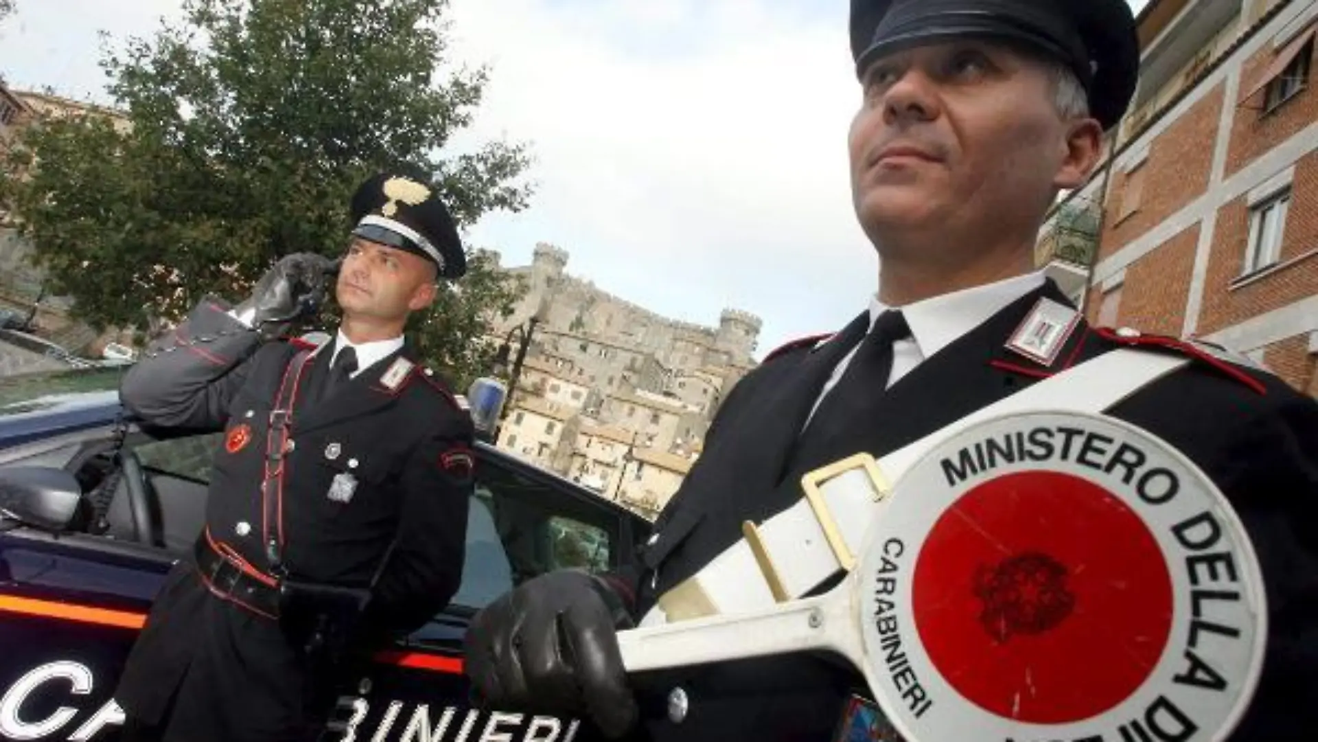 Carabinieri patrol the area of the castle of Bracciano on Thursday, 16 November 2006 for the upcoming wedding of US actor Tom Cruise. For the upcoming wedding the mayor of Bracciano has hired portable toilets and set up parking outside the town, planning special shuttles that will run visitors to Bracciano's historic centre. EPA/CLAUDIO PERI +++(c) dpa - Bildfunk+++