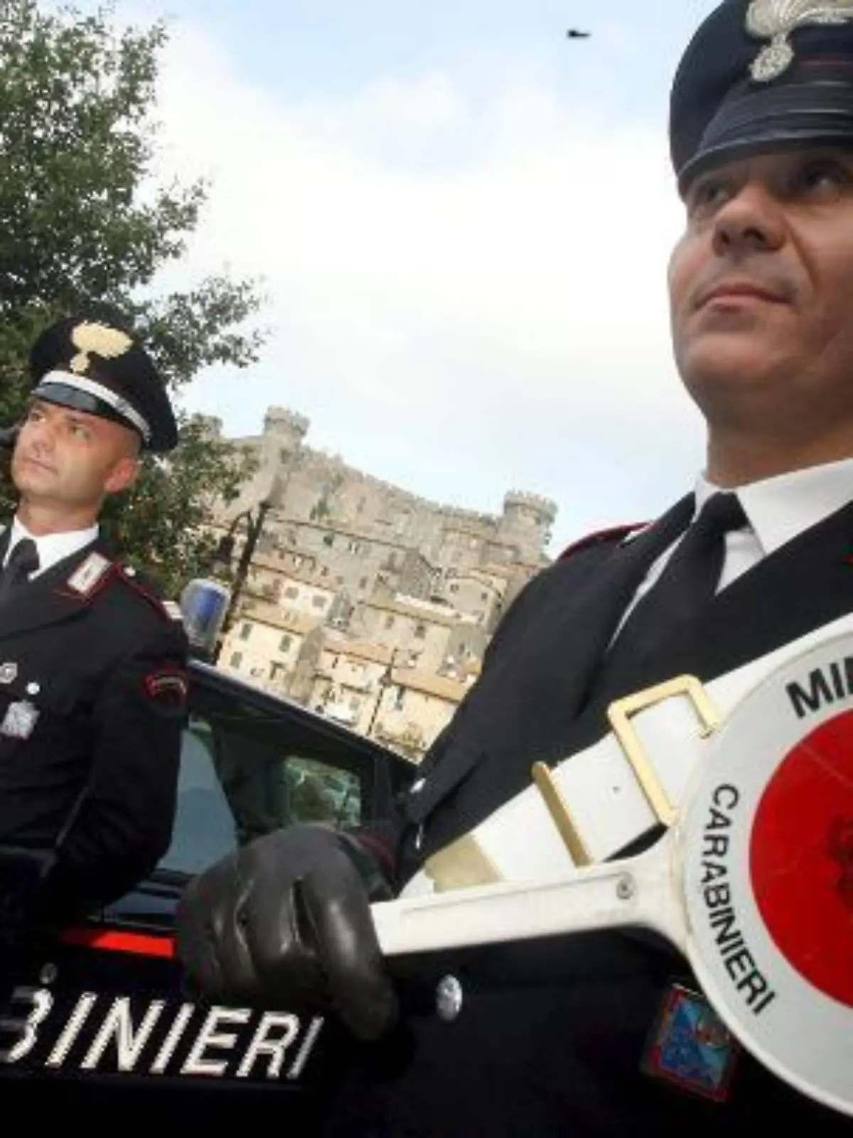 Carabinieri patrol the area of the castle of Bracciano on Thursday, 16 November 2006 for the upcoming wedding of US actor Tom Cruise. For the upcoming wedding the mayor of Bracciano has hired portable toilets and set up parking outside the town, planning special shuttles that will run visitors to Bracciano's historic centre. EPA/CLAUDIO PERI +++(c) dpa - Bildfunk+++