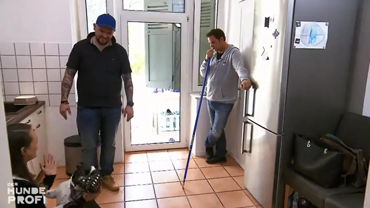 Gäste bekommen zur Sicherheit einen Besenstil Angst wegen Django