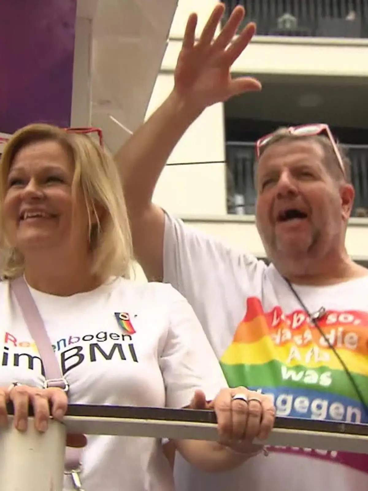 Dier Parade zum Christopher Street Day ist immer bunt, in diesem Jahr dazu auch noch richtig politisch. Wie das alles zusammen passt sehen wir im Countdown – auch ein Liebespaar, dass nach 18 Jahren eine folgenschwere Entscheidung trifft.