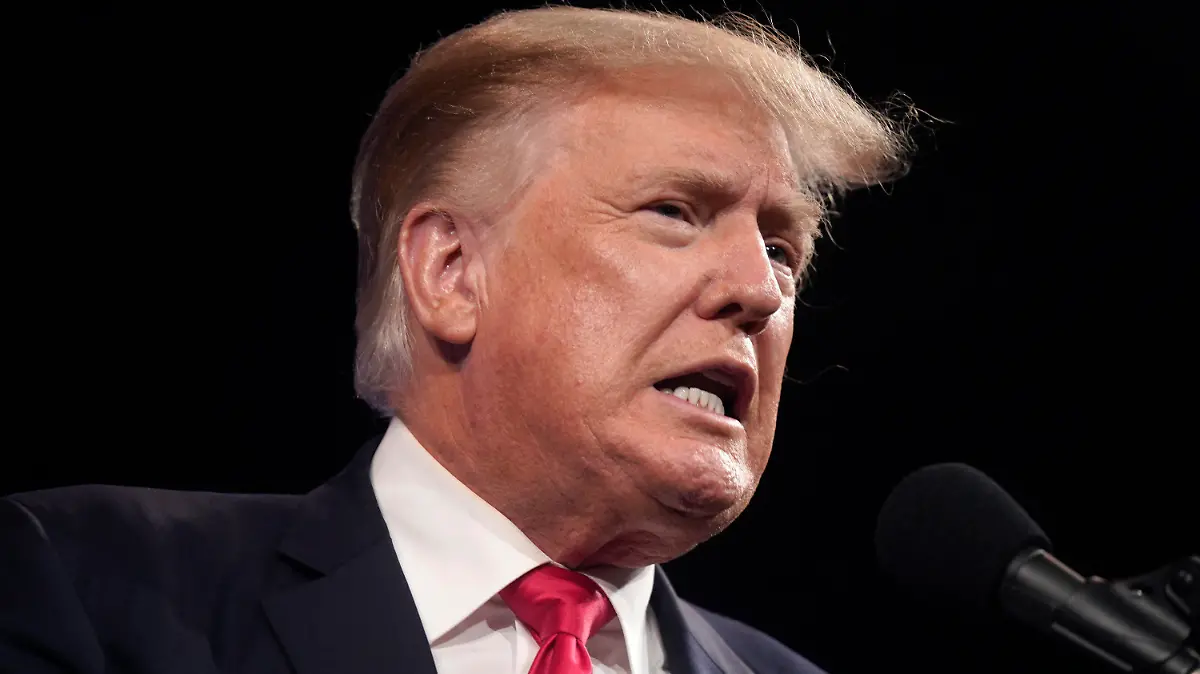 ARCHIV - 11.07.2021, USA, Dallas: Der ehemalige US Präsident Donald Trump spricht auf der Conservative Political Action Conference (CPAC) in Dallas. Trump hat sich eigenen Angaben nach eine Booster-Impfung gegen das Coronavirus geben lassen - und ist daraufhin von einigen Anhängern ausgebuht worden. «Sowohl der Präsident als auch ich sind geimpft», sagte der konservative Moderator Bill O'Reilly am Sonntag auf einer Veranstaltung mit Trump in Dallas. Foto: Lm Otero/AP/dpa +++ dpa-Bildfunk +++