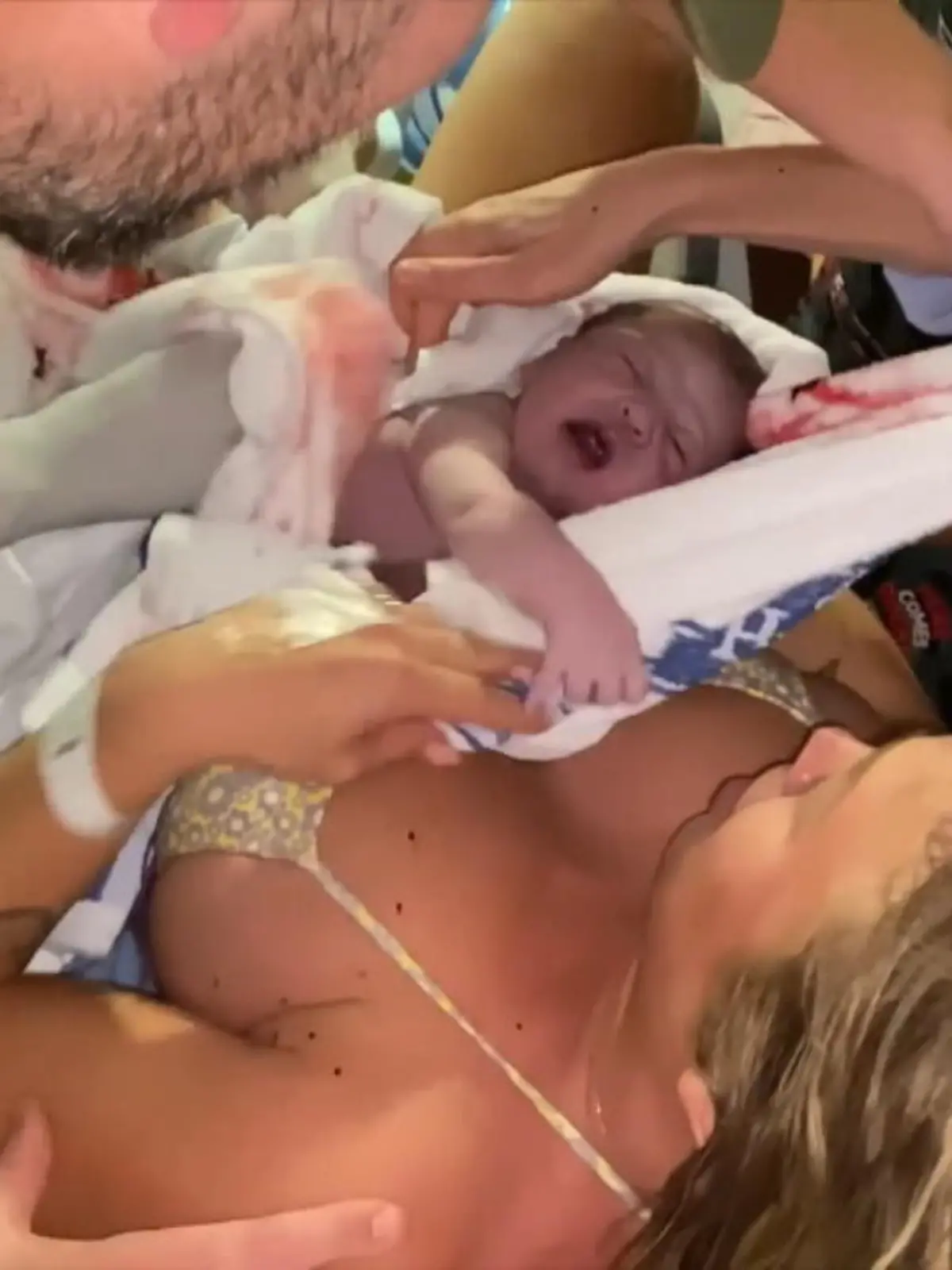 Tammy Hembrow vloggt ihr Leben auf Youtube und scheut nicht davor zurück, auch intimes Videomaterial preiszugeben. In ihrem neusten Video hat sie die Geburt ihre dritten Kindes festgehalten und veröffentlicht.