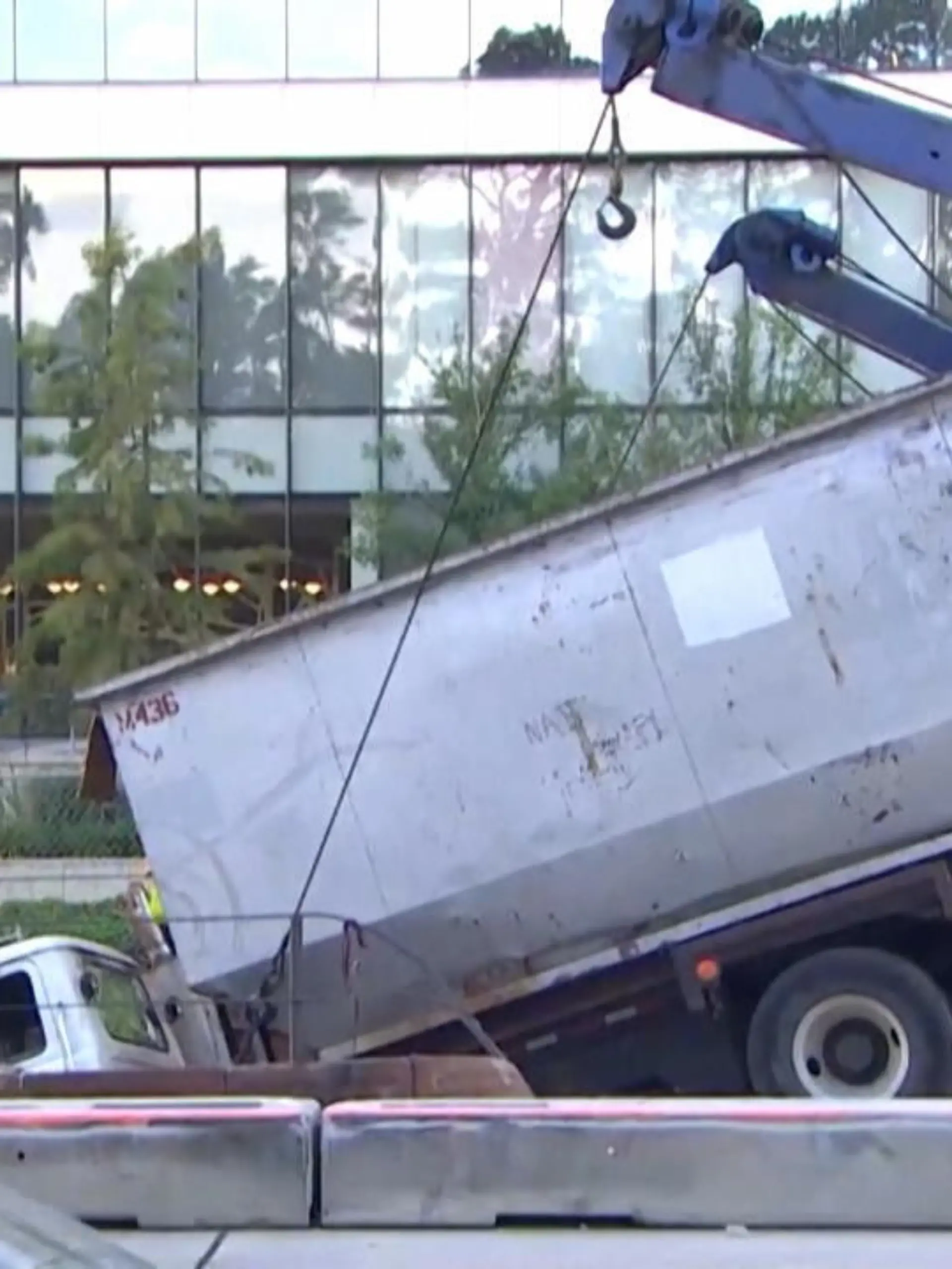 Ein LKW kracht durch die Bauabsperrung direkt in ein großes Loch und bleibt stecken. Mehr Details zu diesem Unfall gibts im Video.