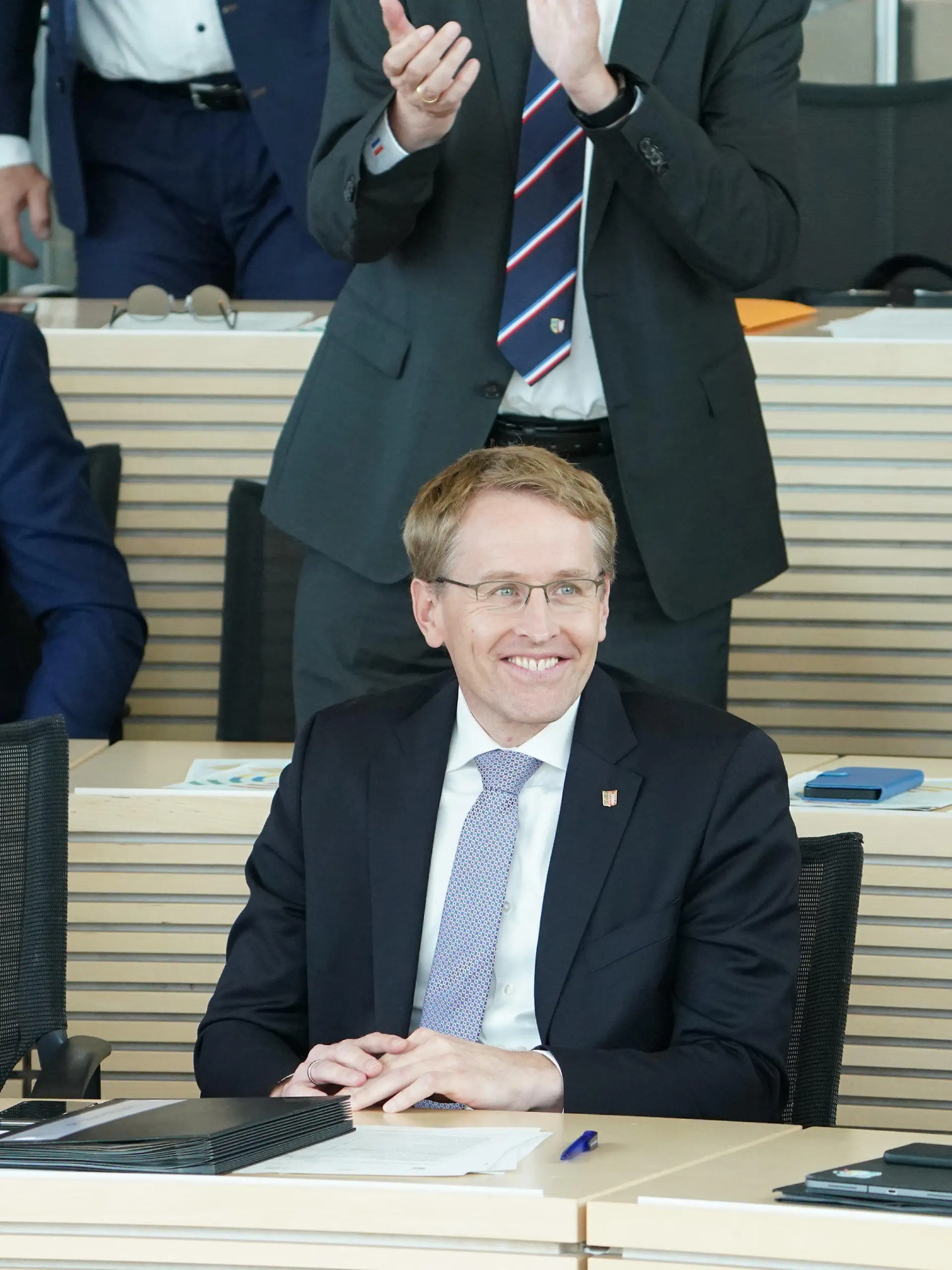 29.06.2022, Schleswig-Holstein, Kiel: Daniel Günther (M, CDU), Ministerpräsident von Schleswig-Holsteins, freut sich nach seiner Wiederwahl im Landtag neben Karin Prien (CDU), Ministerin für Bildung, Wissenschaft und Kultur, und Tobias Koch (CDU), Fraktionsvorsitzender der CDU. Günther führt in Schleswig-Holstein eine Koalition von CDU und Bündnis 90/Die Grünen an. Foto: Marcus Brandt/dpa +++ dpa-Bildfunk +++