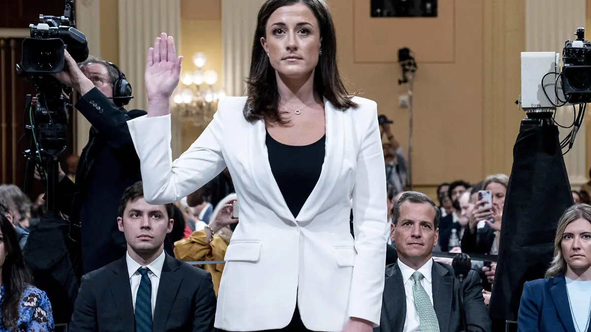 News Bilder des Tages Cassidy Hutchinson, former aide to Trump White House chief of staff Mark Meadows, is sworn in to testify as the House select committee investigating the Jan. 6 attack on the U.S. Capitol holds a hearing at the Capitol in Washington, Tuesday, June 28, 2022. Pool PUBLICATIONxINxGERxSUIxAUTxHUNxONLY WAX20220628204 AndrewxHarnik
