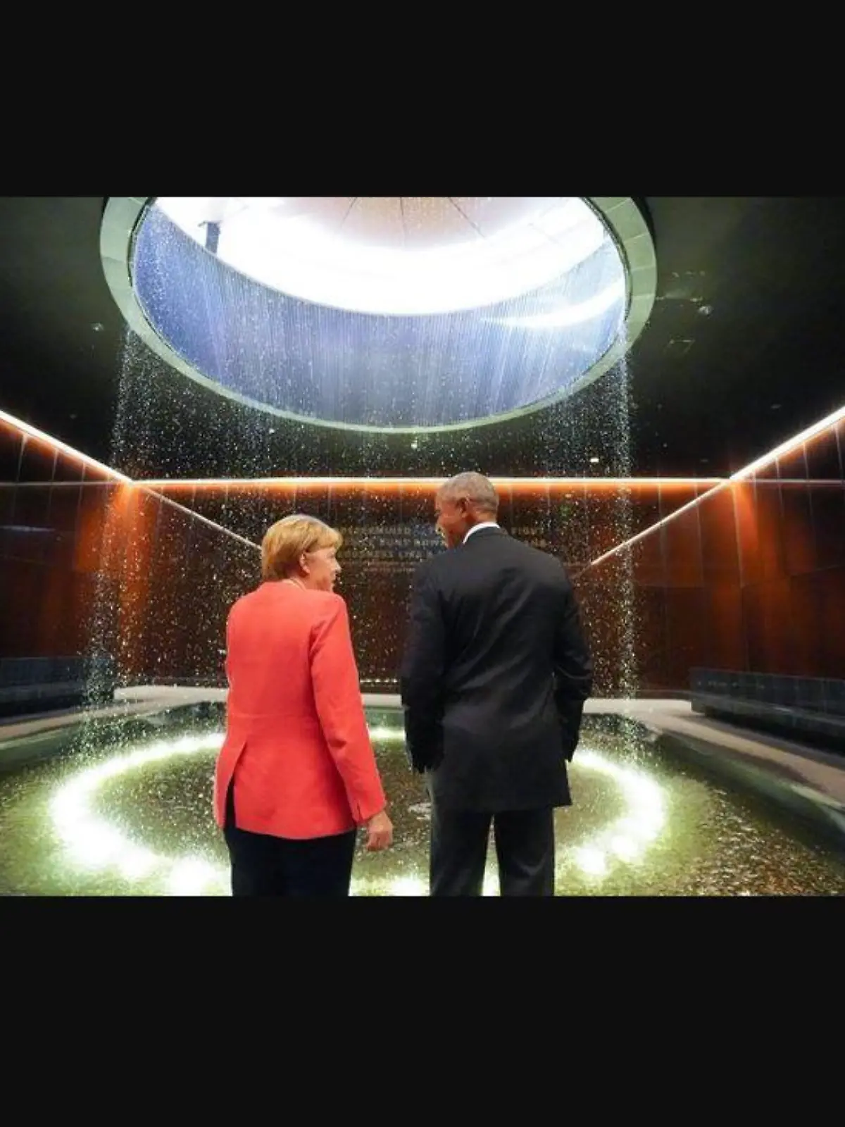 Angela Merkel und Barack Obama zusammen im Museum.