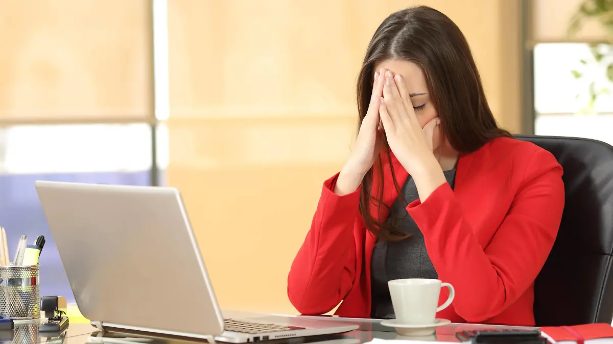  Tired overworked businesswoman at office ,model released, Symbolfoto PUBLICATIONxINxGERxSUIxAUTxONLY Copyright: xAntonioGuillemx Panthermedia26546799