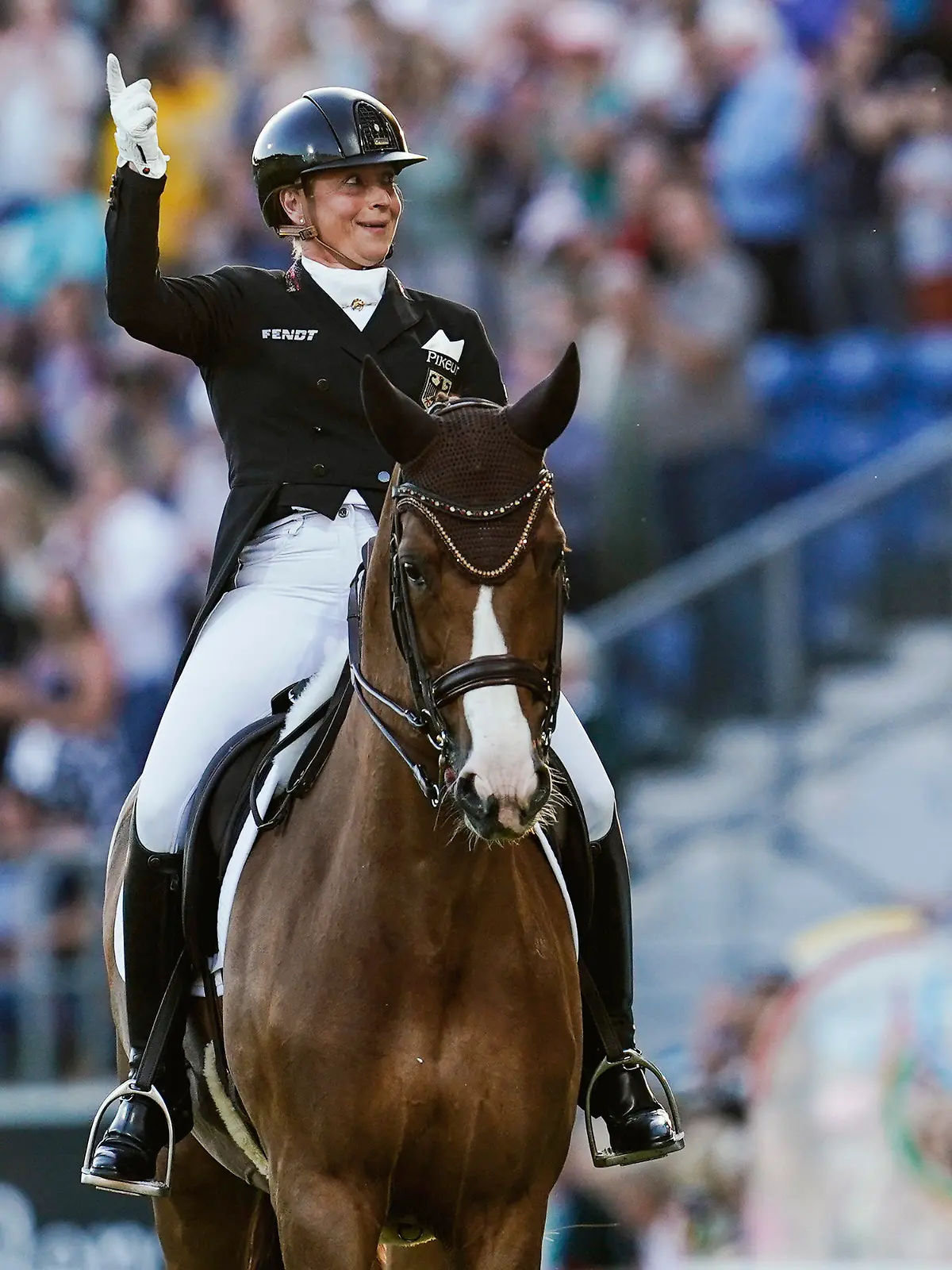 28.06.2022, Nordrhein-Westfalen, Aachen: Pferdesport: CHIO, Eröffnungsfeier. Die deutsche Dressurreiterin Isabell Werth auf ihrem Pferd Bella Rose winkt bei der Verabschiedung ihres Erfolgspferdes ins Publikum. Foto: Uwe Anspach/dpa +++ dpa-Bildfunk +++