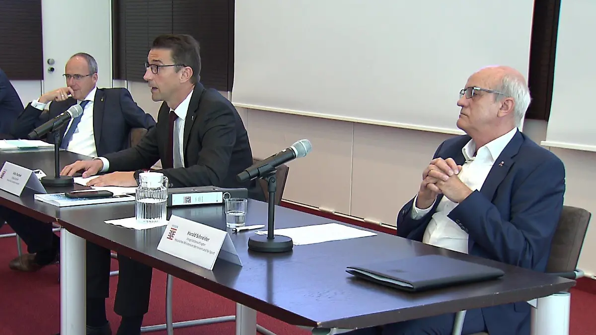 Innenminister Peter Beuth, Vizepräsident des Landeskriminalamtes, Felix Paschek und Integritätsbauftragter Harald Schneider (v.l.) berichten gemeinsam über den Fortschritt der Reform bei Hessens Polizei.