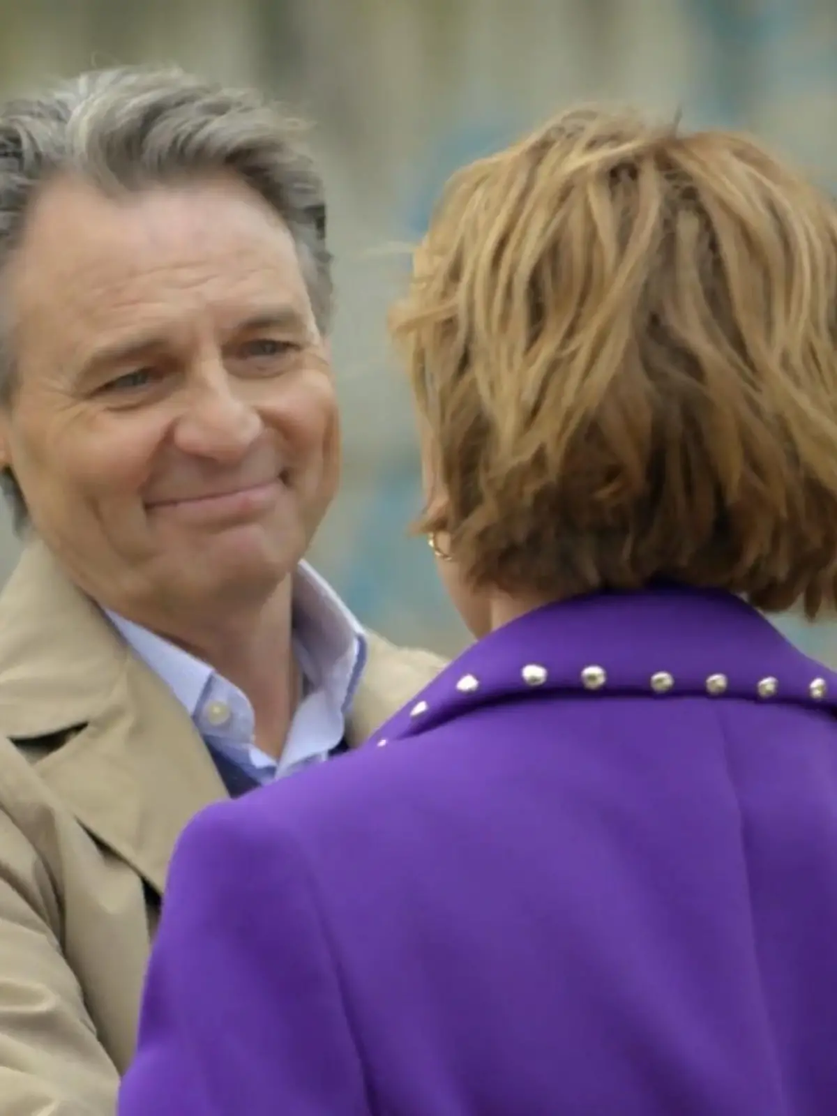 Gerner und Yvonne tanzen im Park miteinander