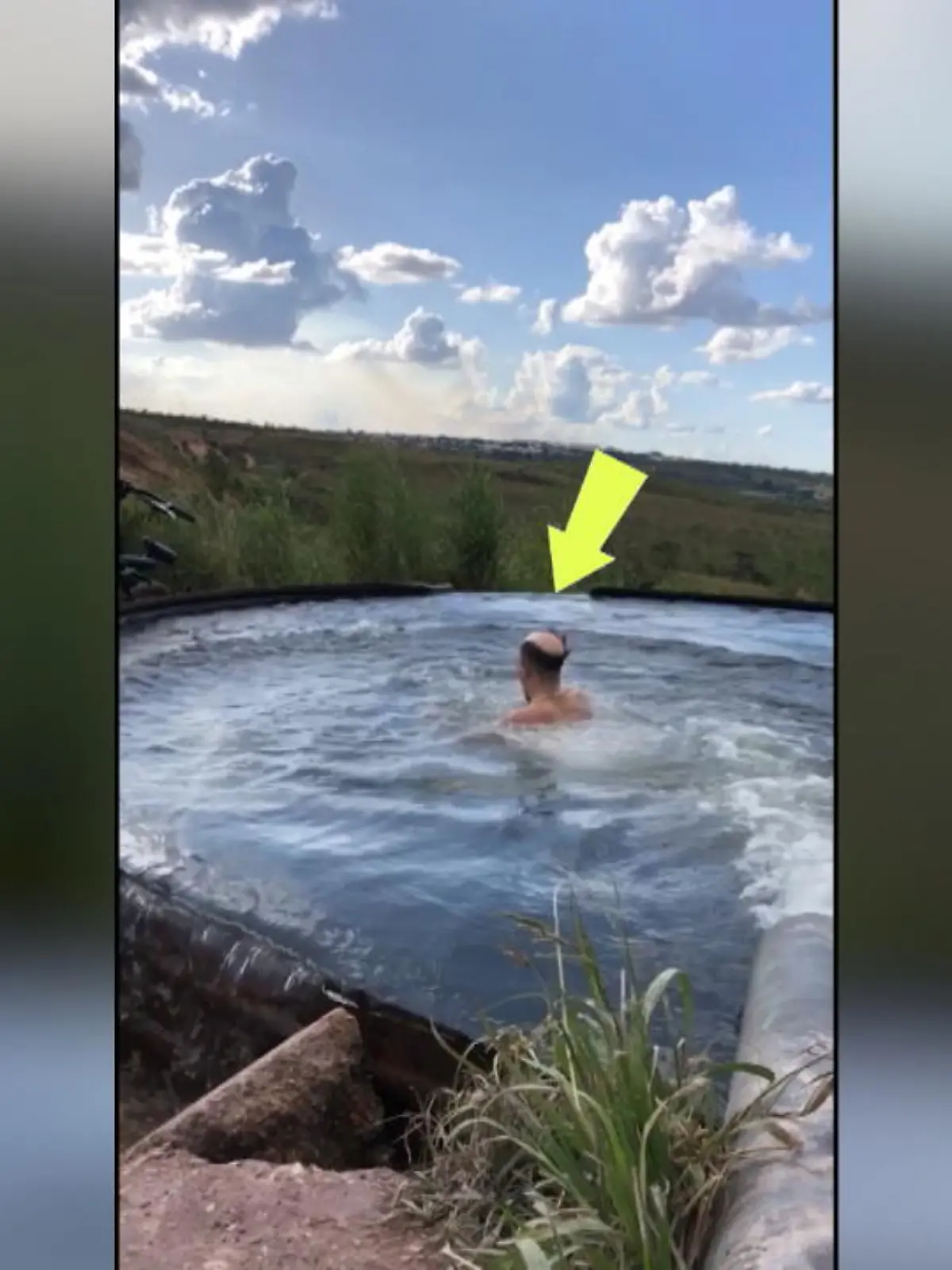Badehose? Check! Gutes Wetter? Check! Das Toupet auf dem Kopf? Weg! So schnell haben Sie Haare noch nie „ausfallen“ sehen. Beim über-motivierten Sprung in den Pool vergisst dieser Mann, dass er eine Perücke trägt – und beim Aufprall macht sein Haarteil sich kurzerhand selbstständig!