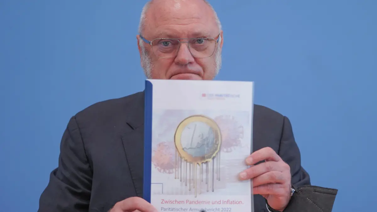 29.06.2022, Berlin: Ulrich Schneider, Hauptgeschäftsführer vom Paritätischen Gesamtverband, stellt im Haus der Bundespressekonferenz den Paritätischen Armutsbericht für das Jahr 2021 vor. Foto: Jörg Carstensen/dpa +++ dpa-Bildfunk +++