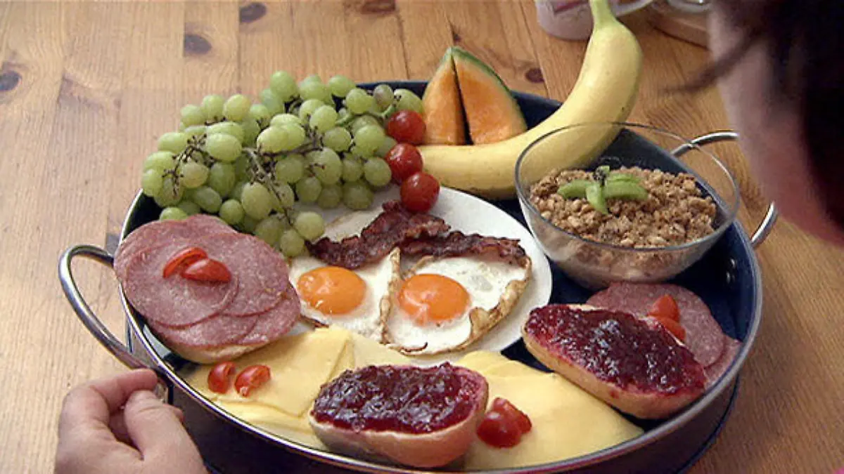 Essen wie ein Kaiser, König, Bettler - was stimmt? Die Wahrheit über Ernährungsmythen