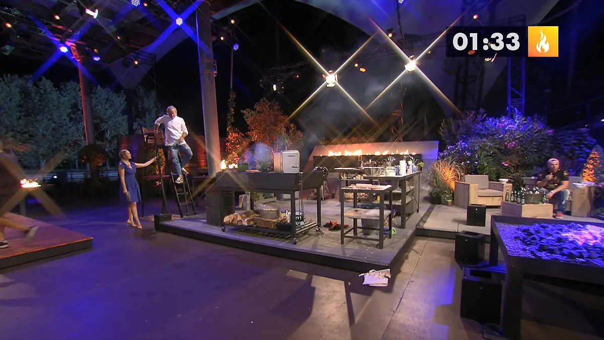 Beim Hauptgang geht es am Ende hecktisch zu Oliver Pocher und Steffen Henssler geben Vollgas