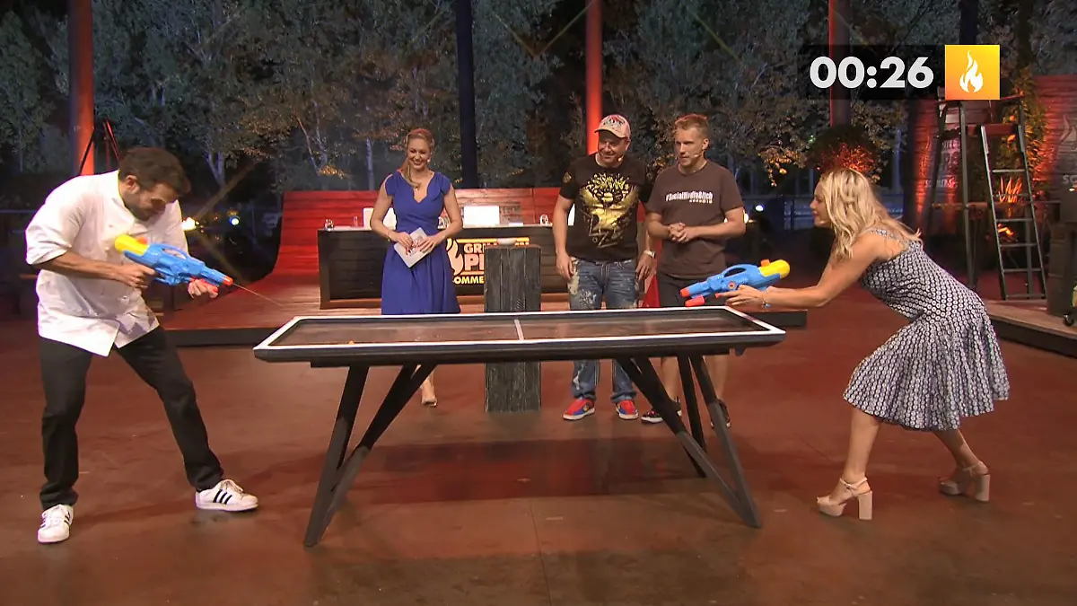 Steffen Henssler und Evelyn Burdecki spritzen sich ab Hier bleibt niemand trocken