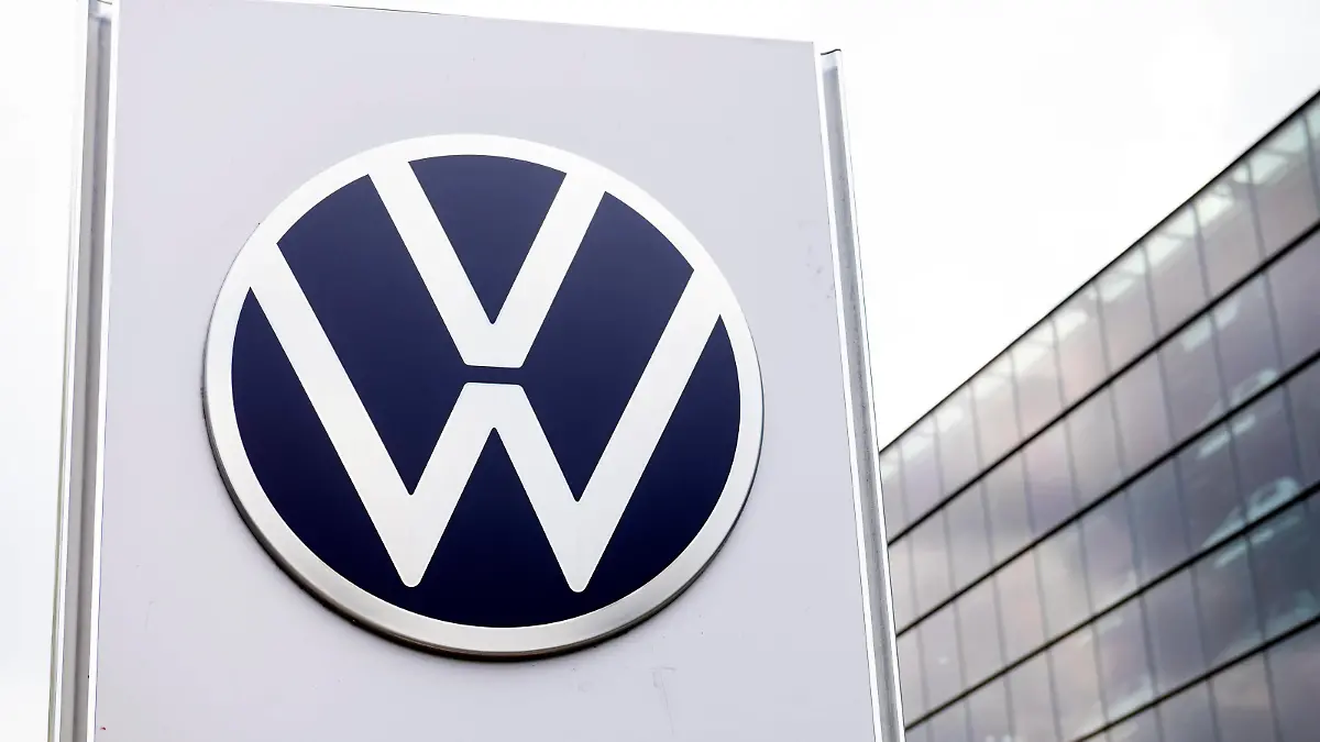 Dresden Saxony Germany May 2022 Volkswagen Gläserne Manufaktur Transparent factory car production facility with a glass exterior allowing passers by to view the manufacturing process. VW logo. Dresden Sachsen Deutschland Mai 2022 Volkswagen Gläserne Manufaktur Transparente, werkseigene Pkw-Fertigungsanlage mit Glasfassade, die Passanten Einblick in den Fertigungsprozess gewährt.