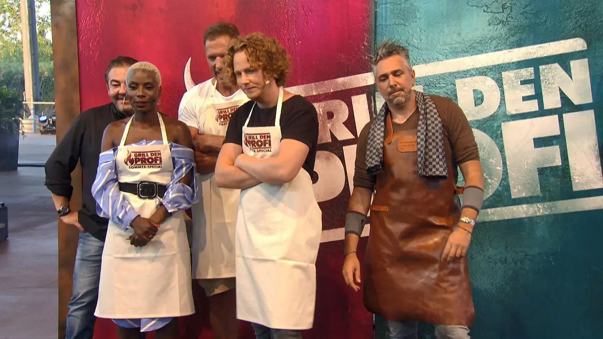 Trettl und die Promis warten gespannt auf das Urteil Wie wird die Jury den Improgang bewerten?