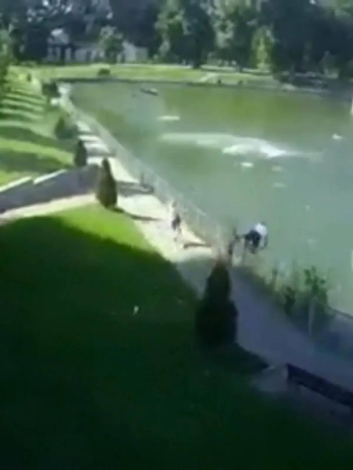 Nach dem russischen Raketenangriff auf ein Einkaufszentrum im ukrainischen Krementschuk ist das Entsetzen groß. 18 Menschen starben bei der Attacke. Nun tauchen neue Videos auf, die den schrecklichen Moment zeigen.