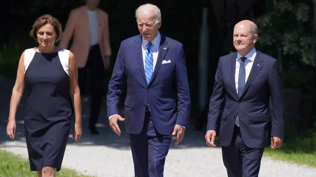 G7-Gipfel - Elmau Aktuell, Schloss Elmau, Bundeskanzler Olaf Scholz, Ehefrau Britta Ernst gemeinsam Jo Biden Praesident Vereinigte Staaten von Amerika beim Gang zum Schloss Elmau beim G7 Treffen im Rahmen der deutschen Praesidentschaft Kruen Bayern Deutschland *** G7 Summit Elmau Current, Elmau Castle, Chancellor Olaf Scholz, wife Britta Ernst together Jo Biden President United States of America walking to Elmau Castle at the G7 meeting under the German presidency Kruen Bayern Germany