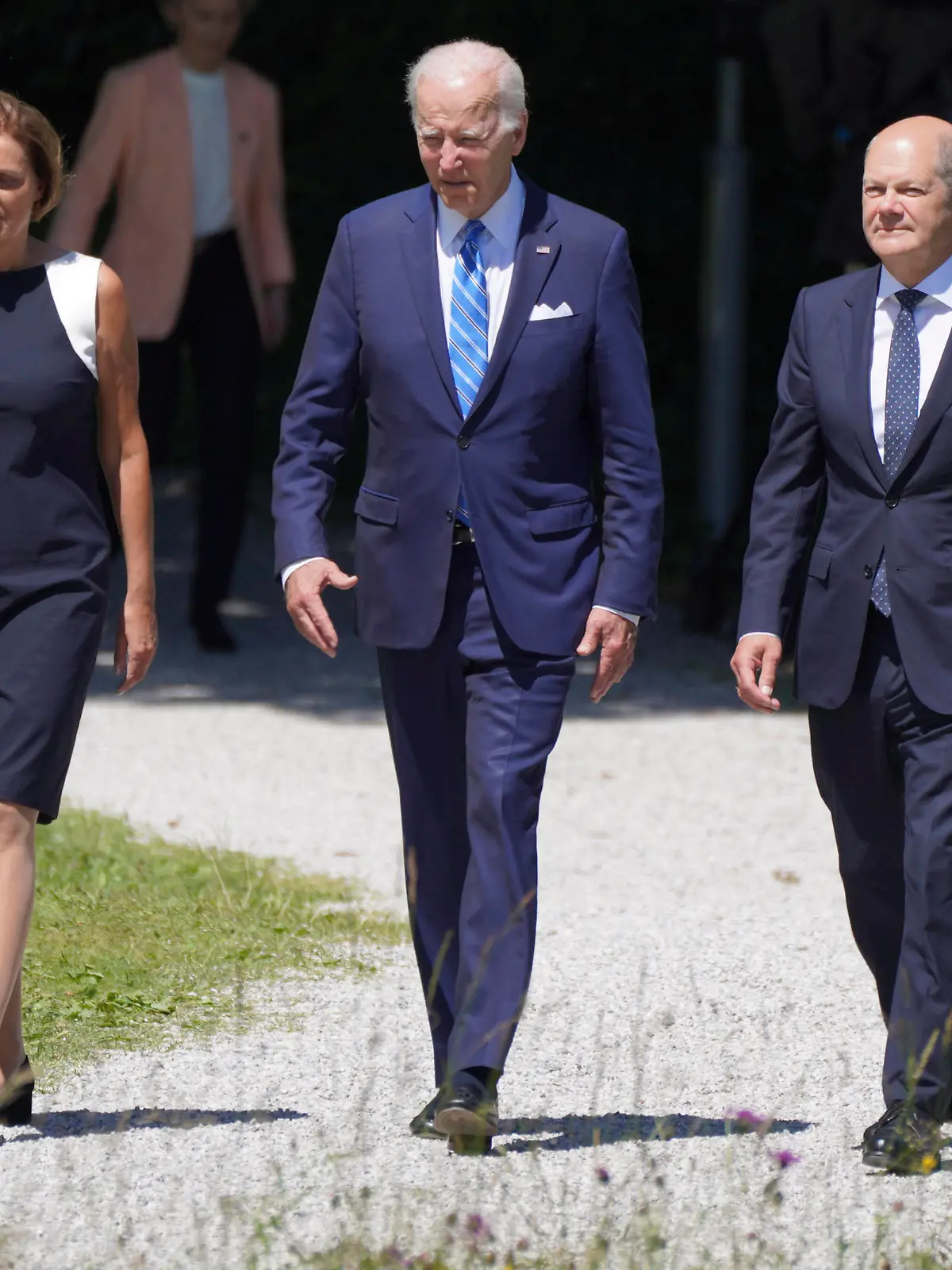  G7-Gipfel - Elmau Aktuell, Schloss Elmau, Bundeskanzler Olaf Scholz, Ehefrau Britta Ernst gemeinsam Jo Biden Praesident Vereinigte Staaten von Amerika beim Gang zum Schloss Elmau beim G7 Treffen im Rahmen der deutschen Praesidentschaft Kruen Bayern Deutschland *** G7 Summit Elmau Current, Elmau Castle, Chancellor Olaf Scholz, wife Britta Ernst together Jo Biden President United States of America walking to Elmau Castle at the G7 meeting under the German presidency Kruen Bayern Germany