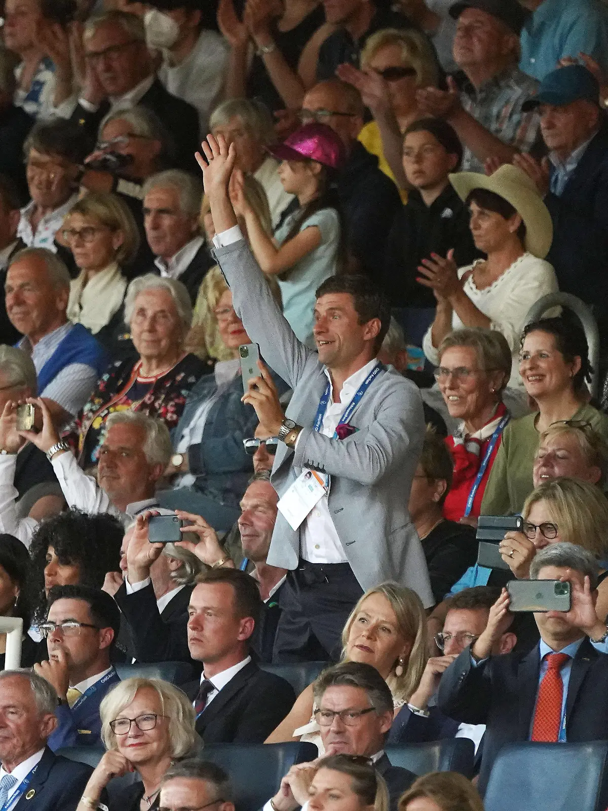  Pferdesport/Weltfest des Pferdesports CHIO Aachen 2022/ World Equestrian Festival CHIO Aachen 2022, .28.6.2022 . Aachen, Thomas Müller, winkt seiner Frau zu *** Equestrian Sport World Equestrian Festival CHIO Aachen 2022 World Equestrian Festival CHIO Aachen 2022, 28 6 2022 Aachen, Thomas Müller, waves to his wife