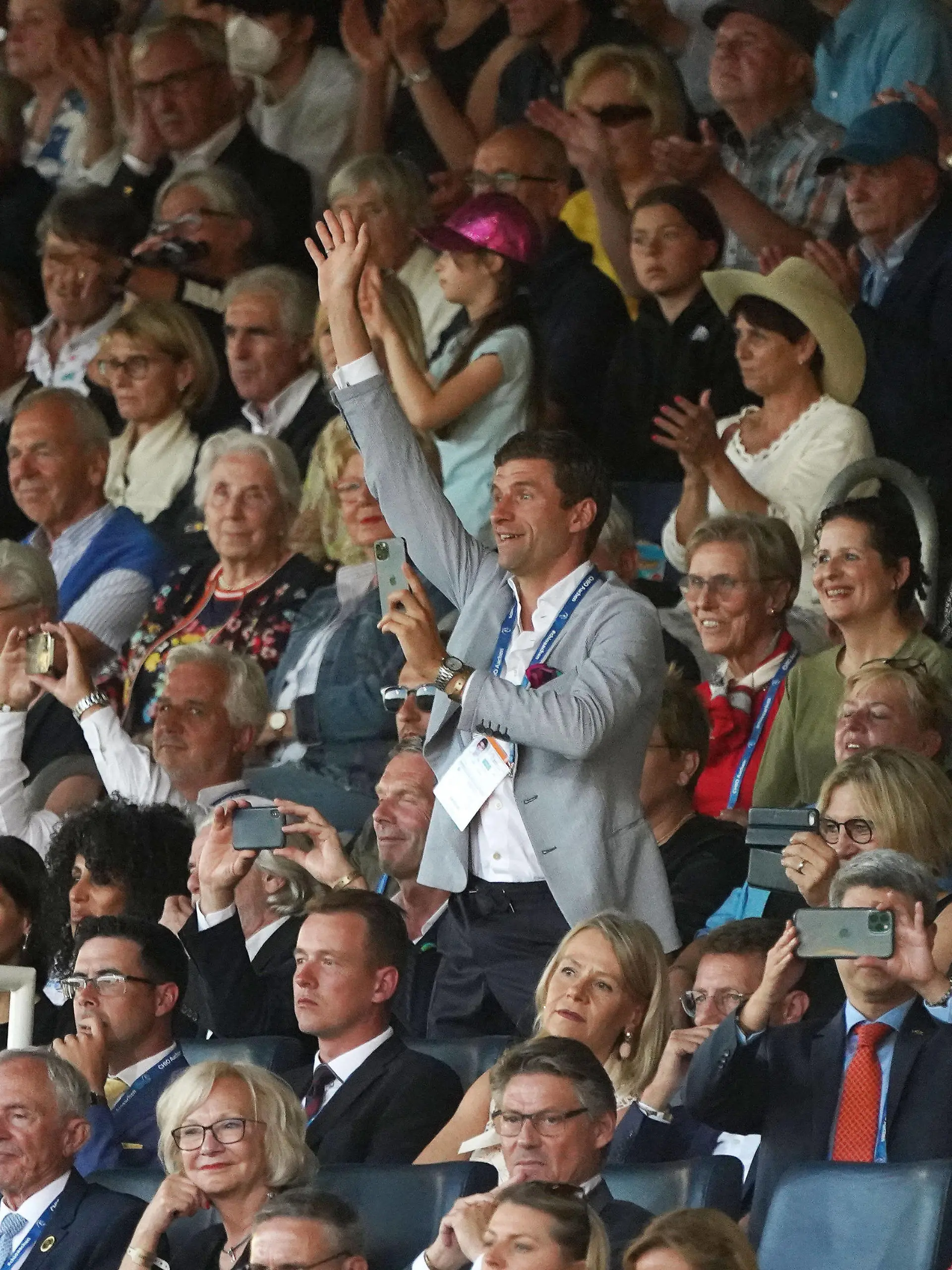  Pferdesport/Weltfest des Pferdesports CHIO Aachen 2022/ World Equestrian Festival CHIO Aachen 2022, .28.6.2022 . Aachen, Thomas Müller, winkt seiner Frau zu *** Equestrian Sport World Equestrian Festival CHIO Aachen 2022 World Equestrian Festival CHIO Aachen 2022, 28 6 2022 Aachen, Thomas Müller, waves to his wife