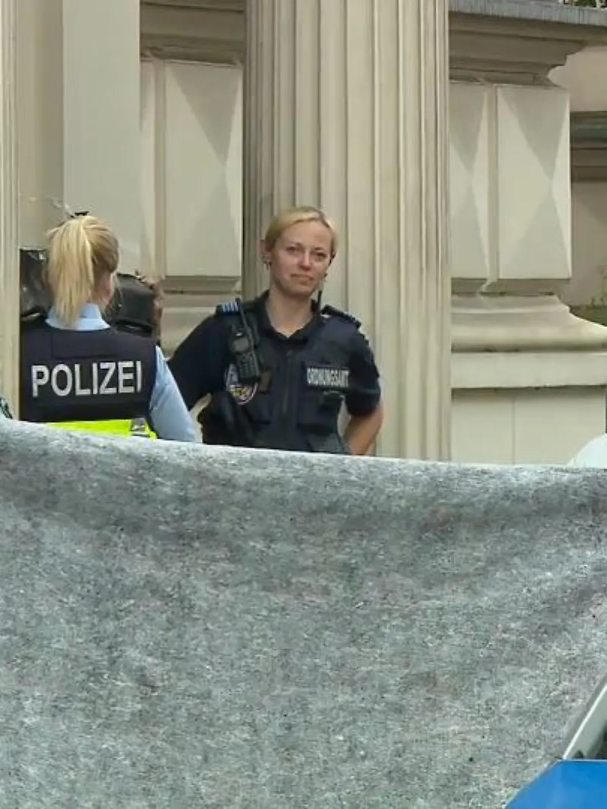 Bild zu: "Kopf vor Landgericht Bonn"