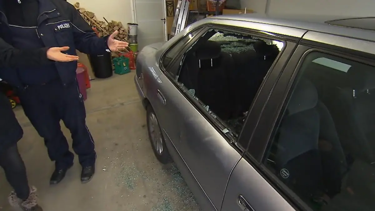Zielloser Vandalismus oder gezielter Anschlag? Auto in Garage zerstört