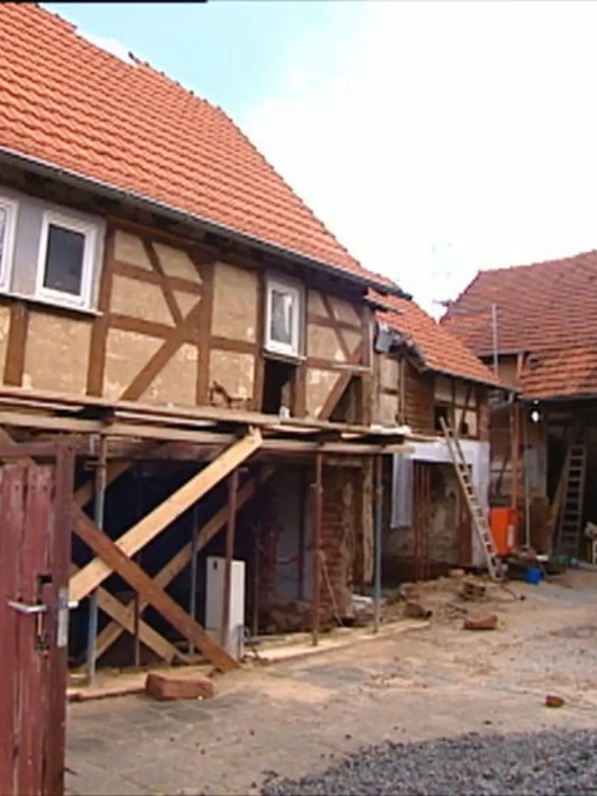 Bild zu: "Frankfurter Familie baut altes Bauernhaus um"