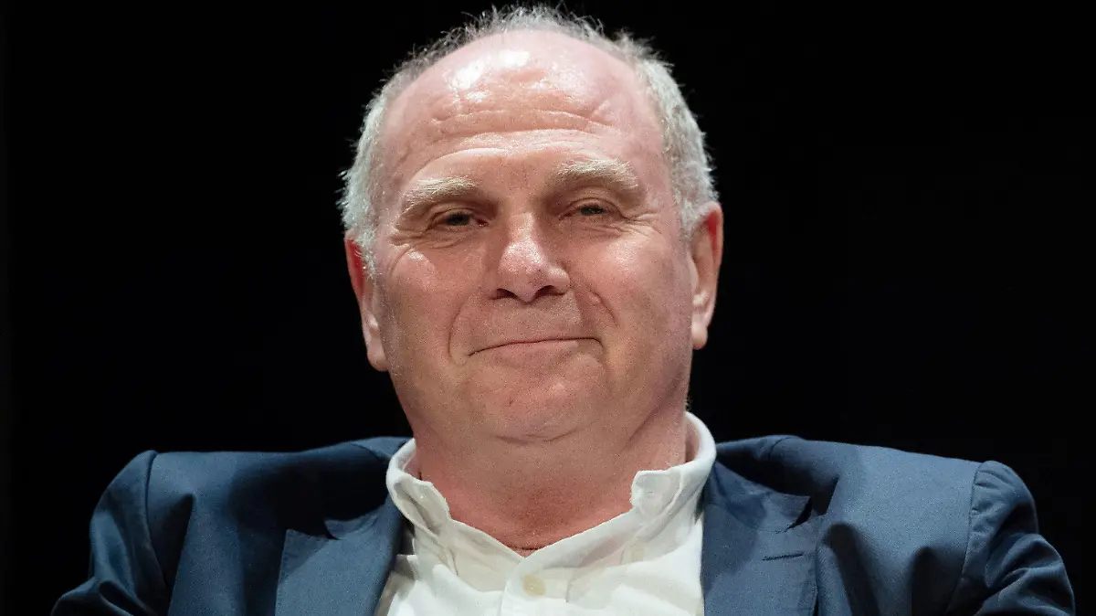 ARCHIV - 03.12.2018, Baden-Württemberg, Stuttgart: Uli Hoeneß, Präsident des Fußball-Bundesligisten FC Bayern München, lächelt bei einer Veranstaltung der «Stuttgarter Nachrichten». (zu dpa «Vom Tegernsee ins RTL-Studio: Hoeneß legt als Länderspiel-Experte los») Foto: Marijan Murat/dpa +++ dpa-Bildfunk +++