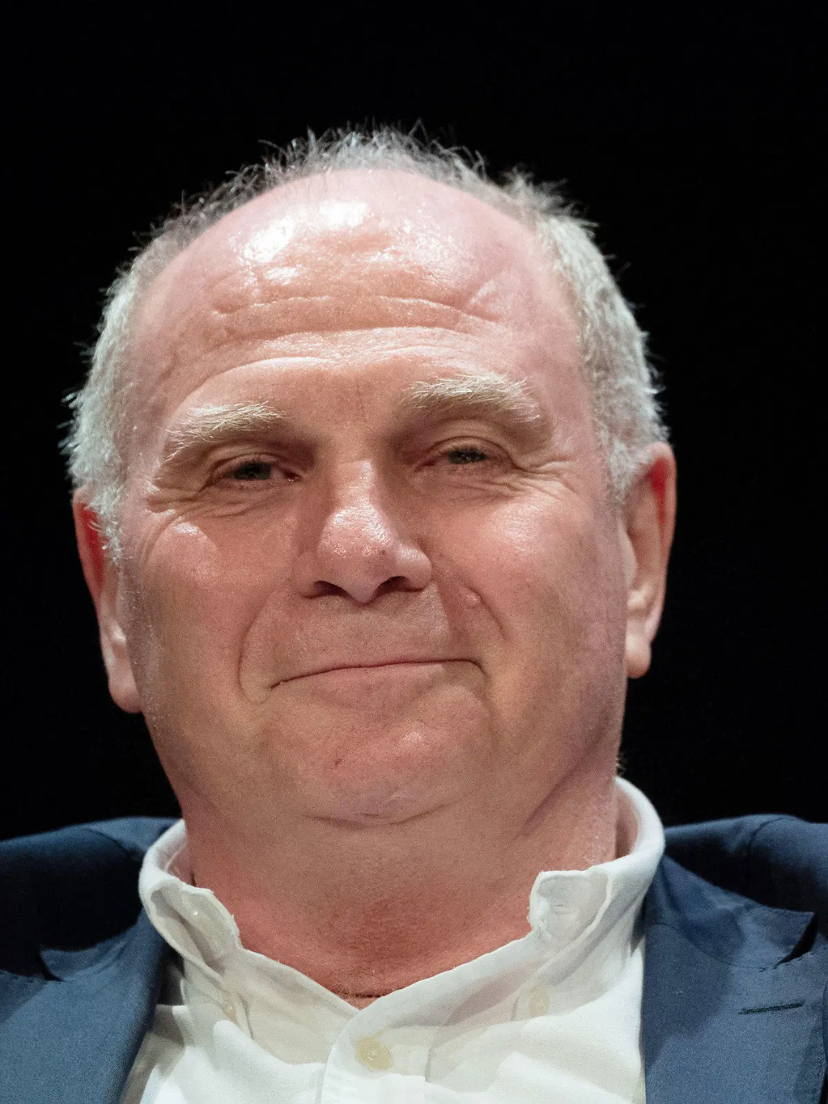 ARCHIV - 03.12.2018, Baden-Württemberg, Stuttgart: Uli Hoeneß, Präsident des Fußball-Bundesligisten FC Bayern München, lächelt bei einer Veranstaltung der «Stuttgarter Nachrichten». (zu dpa «Vom Tegernsee ins RTL-Studio: Hoeneß legt als Länderspiel-Experte los») Foto: Marijan Murat/dpa +++ dpa-Bildfunk +++