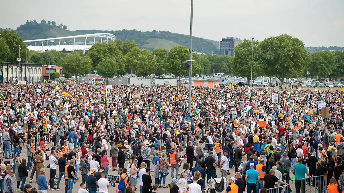 Stuttgart Querdenken, DEMO, Grundrechte DEMO, Corona-Demonstrationen, Corona-Virus, Grundrechte, 09.05.2020 Menge an Demonstranten, Querdenken, DEMO, Grundrechte DEMO, Corona-Demonstrationen, Corona-Virus, Grundrechte, 09.05.2020, *** Stuttgart Lateral thinking, DEMO, basic rights DEMO, corona demonstrations, corona virus, basic rights, 09 05 2020 Quantity of demonstrators, lateral thinking, DEMO, basic rights DEMO, corona demonstrations, corona virus, basic rights, 09 05 2020, Copyright: xEibner-Pressefoto/SaschaxWaltherx EPEER