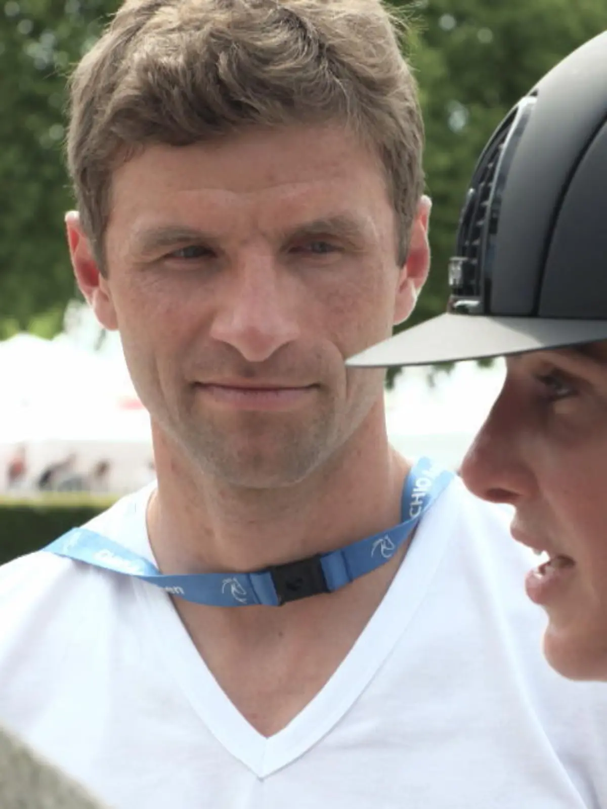 Bayern-Star Thomas Müller hat noch Urlaub, dafür stand seine Frau Lisa heute sportlich im Fokus. Die Dressurreiterin startete erstmals beim größten Reitturnier der Welt, dem CHIO in Aachen. Und der Ehemann als größter Fan und Unterstützer an ihrer Seite. Und verriet Überraschendes aus dem gemeinsamen Pferdeleben der Müllers.