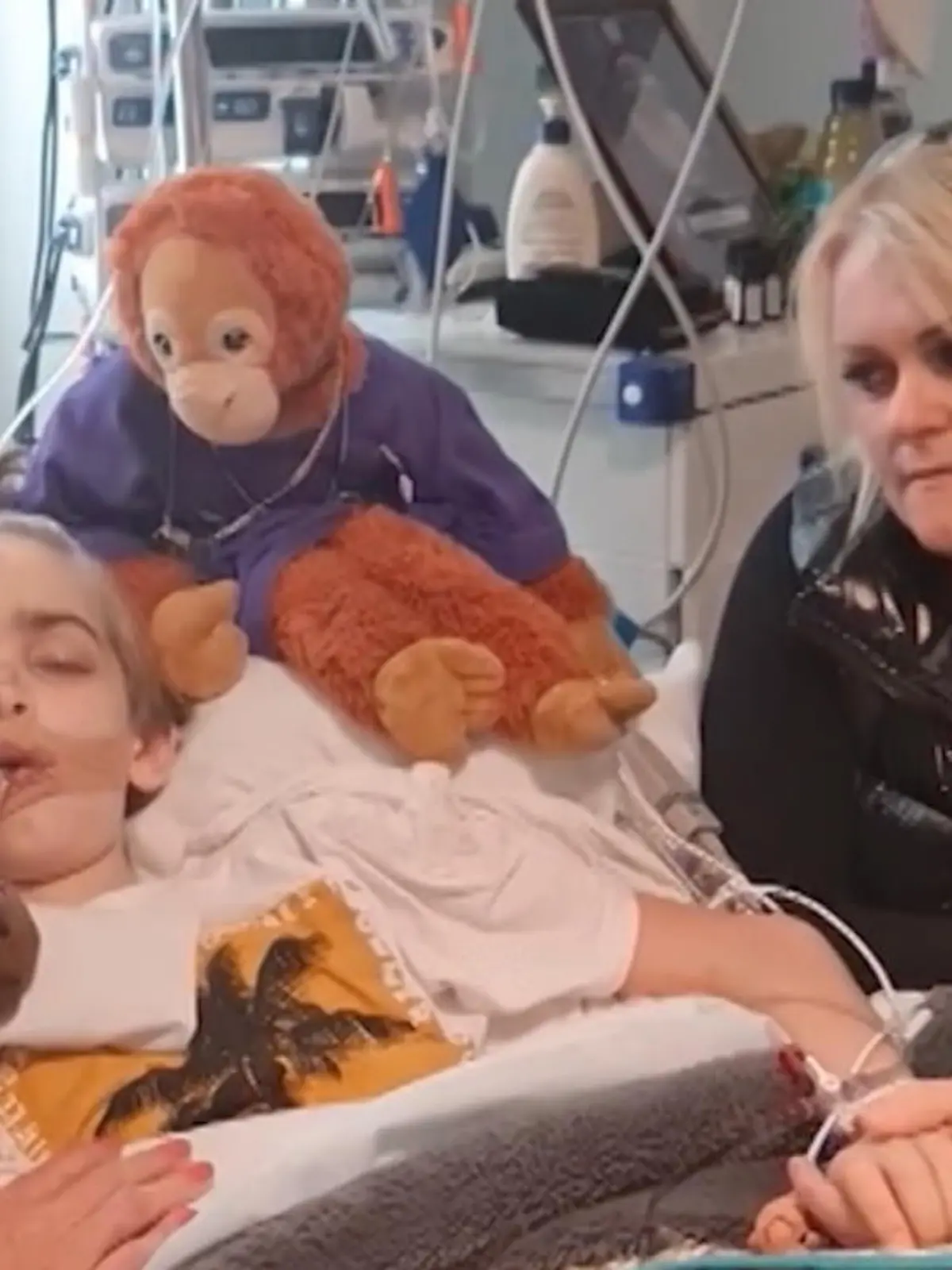 Wochenlang kämpfte Hollie Dance für ihren Sohn; es ging um Leben und Tod. Am Mittwoch (29. Juni) zeigte sich: Das Kämpfen hat sich gelohnt. Denn: Eigentlich sollten die lebenserhaltenden Maßnahmen von Archie Battersbee, der nach einem Unfall für hirntot erklärt wurde, abgeschaltet werden. Die Ärzte begründeten das damit, dass sie nichts mehr für den Jungen tun könnten. Das Gericht stimmte dem zu. Doch Archies Mutter nahm das nicht hin und ging in Berufung. Jetzt hat der Oberste britische Gerichtshof das Urteil überprüft und entschieden : Das Verfahren wird neu aufgenommen.