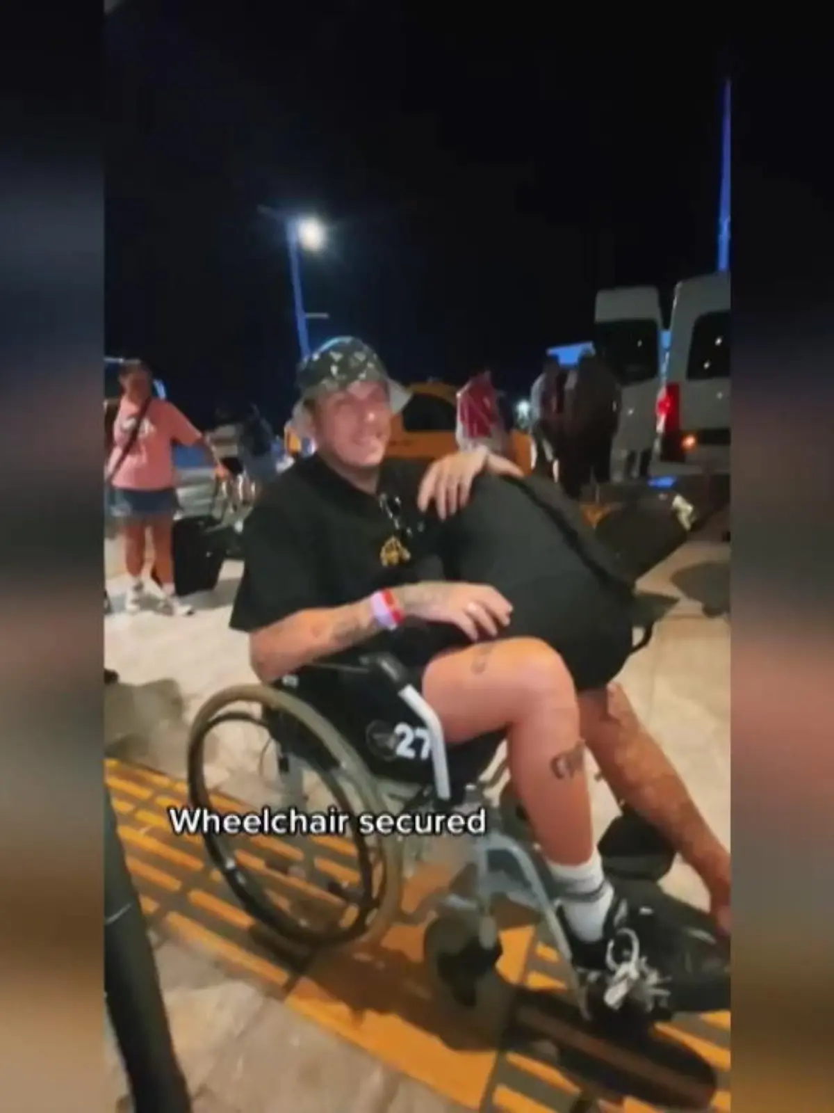 Karma-Punkte hat Wolf Jenkins aus Großbritannien mit dieser Aktion wohl nicht verdient. Er täuschte am Flughafen nämlich eine Verletzung vor, um an den langen Warteschlangen vorbeizukommen.