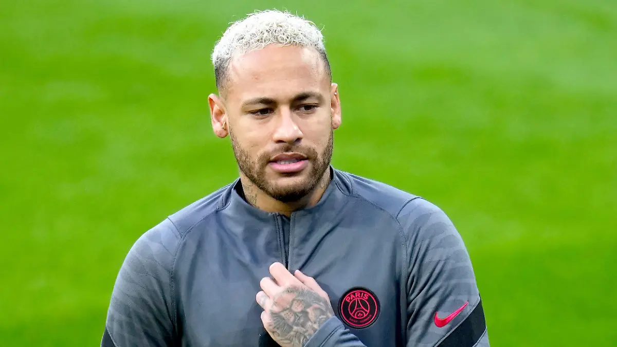 ARCHIV - 08.03.2022, Spanien, Madrid: Neymar von Paris Saint-Germain nimmt an einer Trainingseinheit im Bernabeu-Stadion teil. Paris Saint-Germain trifft am 09.03.22 auf Real Madrid im Achtelfinal-Rückspiel der Champions League. (zu dpa "«L'Équipe»: Neymar-Vertrag durch Option bei PSG vor Verlängerung ") Foto: Manu Fernandez/AP/dpa +++ dpa-Bildfunk +++