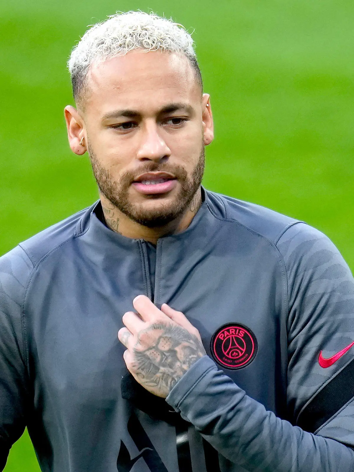 ARCHIV - 08.03.2022, Spanien, Madrid: Neymar von Paris Saint-Germain nimmt an einer Trainingseinheit im Bernabeu-Stadion teil. Paris Saint-Germain trifft am 09.03.22 auf Real Madrid im Achtelfinal-Rückspiel der Champions League. (zu dpa "«L'Équipe»: Neymar-Vertrag durch Option bei PSG vor Verlängerung ") Foto: Manu Fernandez/AP/dpa +++ dpa-Bildfunk +++