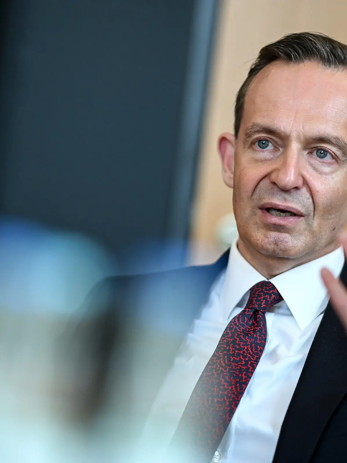 PRODUKTION - 01.06.2022, Berlin: Volker Wissing (FDP), Bundesminister für Digitales und Verkehr, spricht seinem Büro im Bundesministerium für Digitales und Verkehr in Interview. Foto: Britta Pedersen/dpa +++ dpa-Bildfunk +++