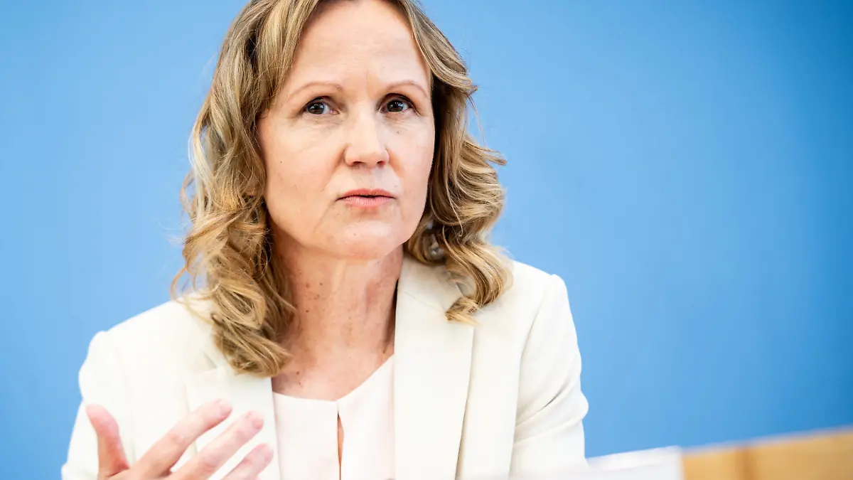 ARCHIV - 29.03.2022, Berlin: Steffi Lemke (Bündnis 90/Die Grünen), Bundesministerin für Umwelt, Naturschutz, nukleare Sicherheit und Verbraucherschutz, nimmt an einer Pressekonferenz teil. Lemke hat zum Auftakt der zweiten Ozeankonferenz der Vereinten Nationen eindringlich einen besseren Schutz der Weltmeere gefordert. Gesunde Meere seien für die Menschen überlebenswichtig. (zu dpa: «Umweltministerin Lemke fordert besseren Schutz der Weltmeere») Foto: Michael Kappeler/dpa +++ dpa-Bildfunk +++