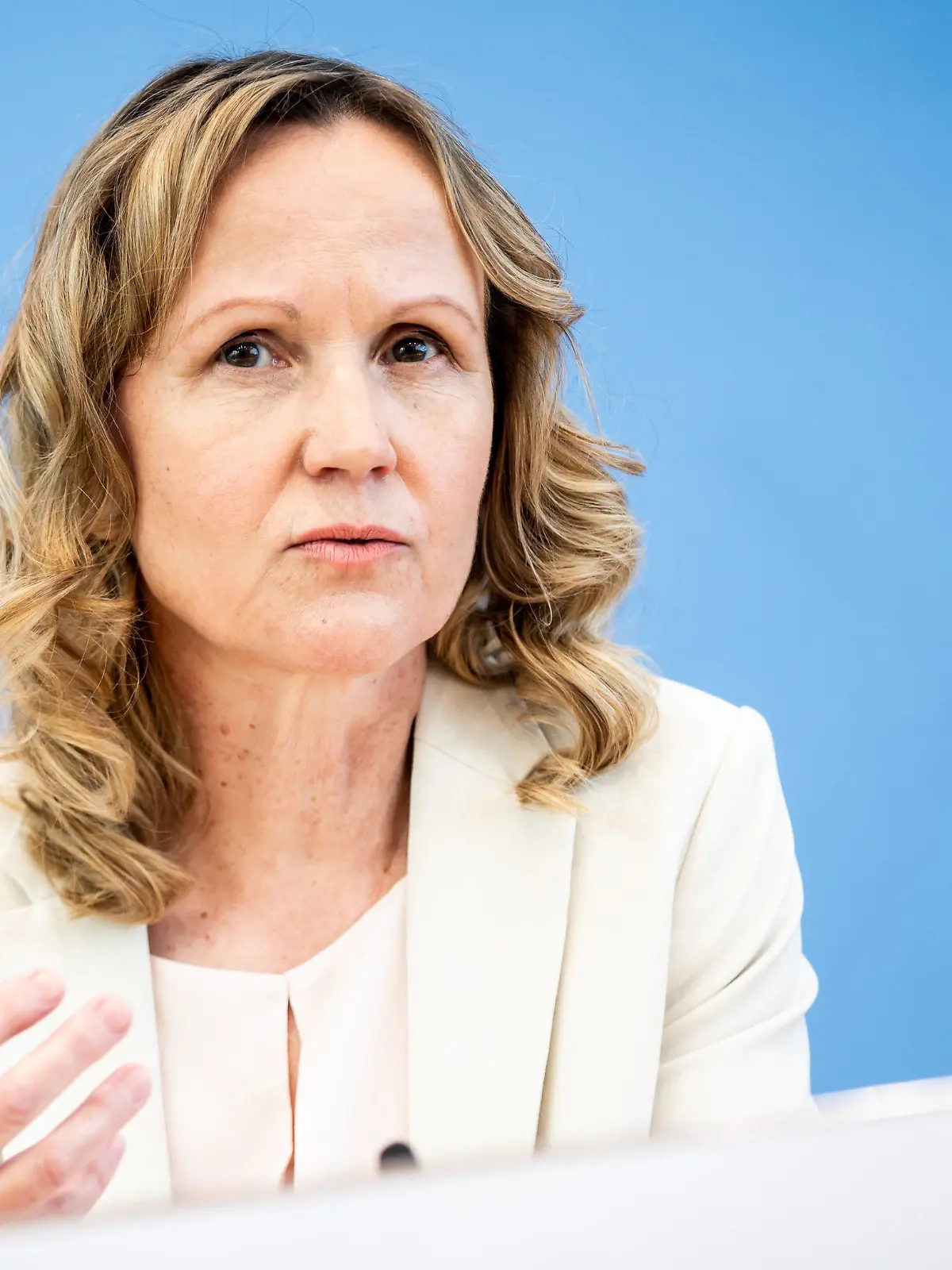 ARCHIV - 29.03.2022, Berlin: Steffi Lemke (Bündnis 90/Die Grünen), Bundesministerin für Umwelt, Naturschutz, nukleare Sicherheit und Verbraucherschutz, nimmt an einer Pressekonferenz teil. Lemke hat zum Auftakt der zweiten Ozeankonferenz der Vereinten Nationen eindringlich einen besseren Schutz der Weltmeere gefordert. Gesunde Meere seien für die Menschen überlebenswichtig. (zu dpa: «Umweltministerin Lemke fordert besseren Schutz der Weltmeere») Foto: Michael Kappeler/dpa +++ dpa-Bildfunk +++