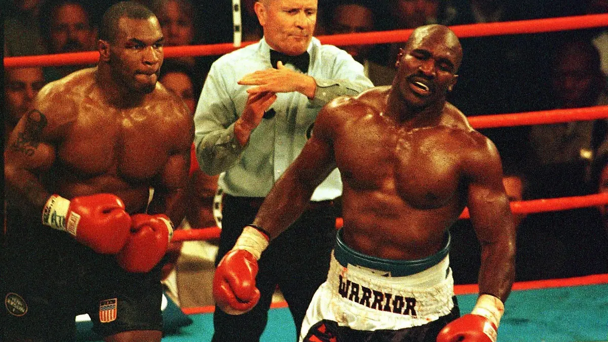  Unterbrechung des Kampfes zwischen Mike Tyson li. und Evander Holyfield durch Ringrichter Mitch Halper