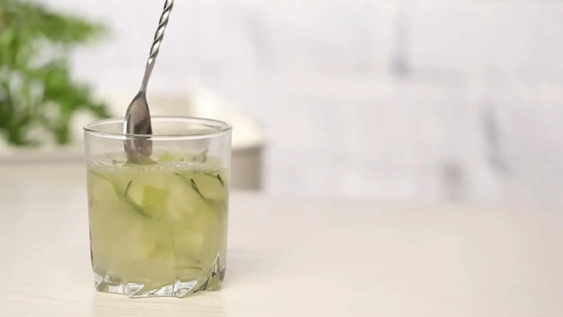 Gin Tonic mit Apfel und Rosmarin