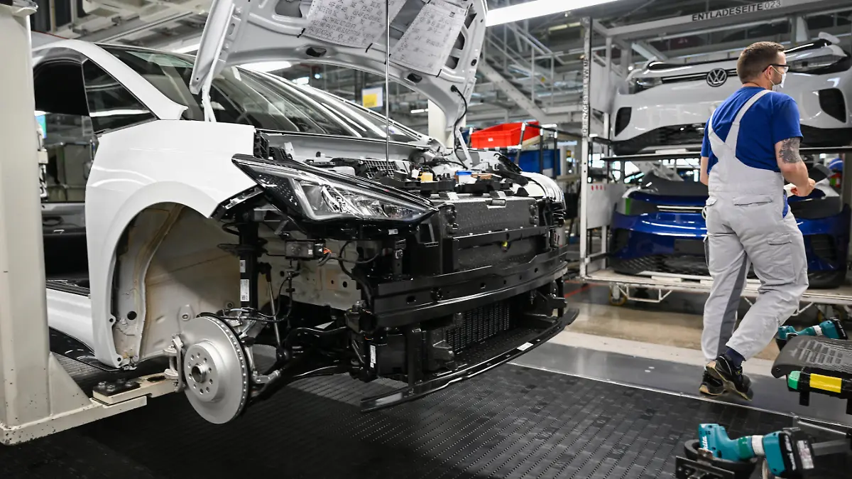 Wirtschaft, Autoindustrie, Volkswagen: Die Montage der Frontpartie im VW Werk Zwickau erfolgt passgenau.